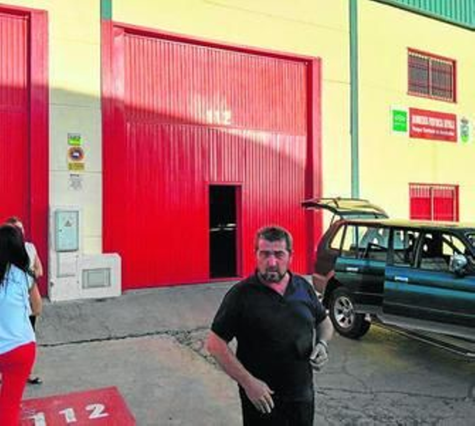 El alcalde ante el parque de Bomberos, que ya está cerrado.