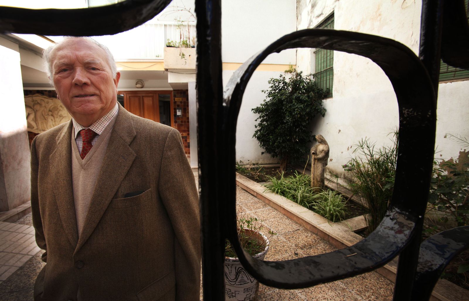 Jaime Bachiller Martínez posa en el exterior de su casa en una imagen tomada en 2011 para una entrevista con este Diario.