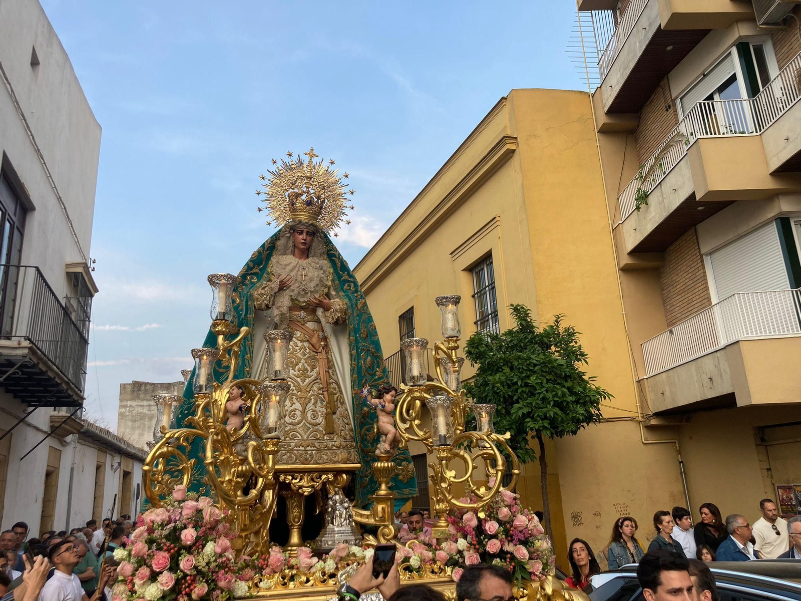 La Virgen de la Estrella, en su vuelta ayer al oratorio de la Escuela San José. La Virgen de la Estrella, en su vuelta ayer al oratorio de la Escuela San José.