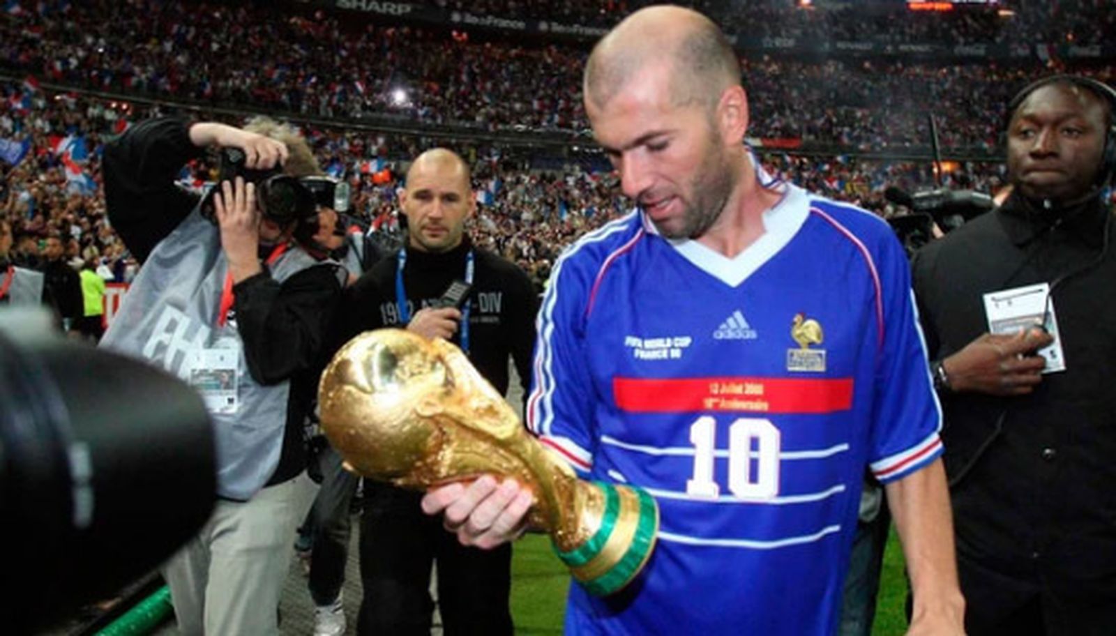 Zidane posa con la Copa Mundial conquistada en 1998