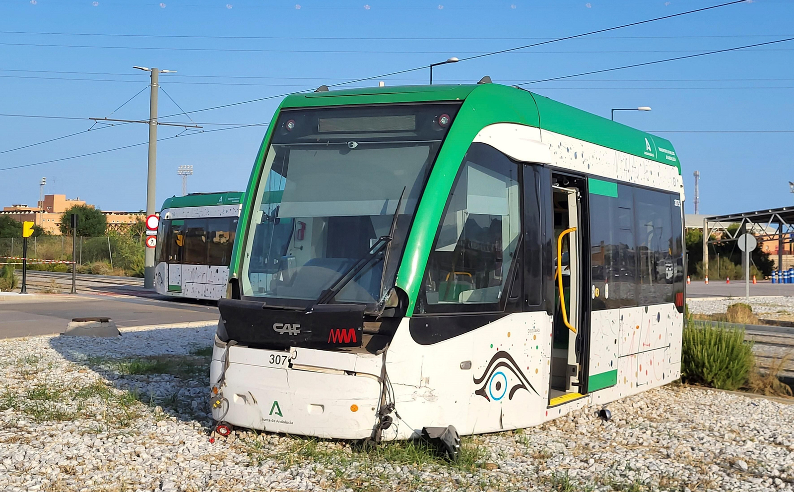 Las fotos del accidente entre el Metro de Málaga y un coche en El Cónsul