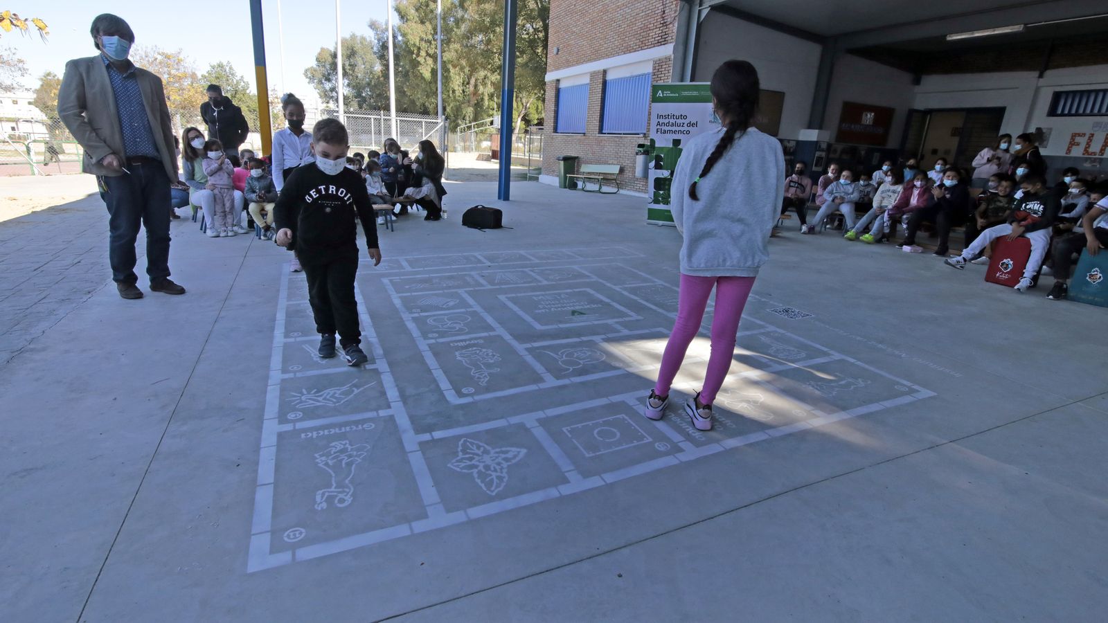Presentación de la 'oca flamenca' en el colegio San Juan de Dios