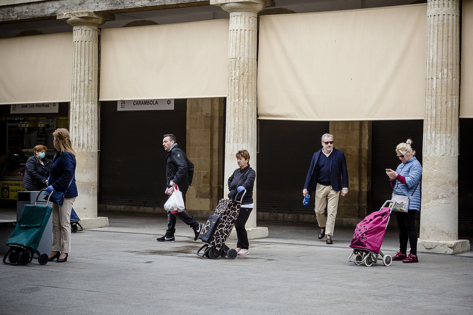 Colas dentro del mercado central respetando la distancia de seguridad