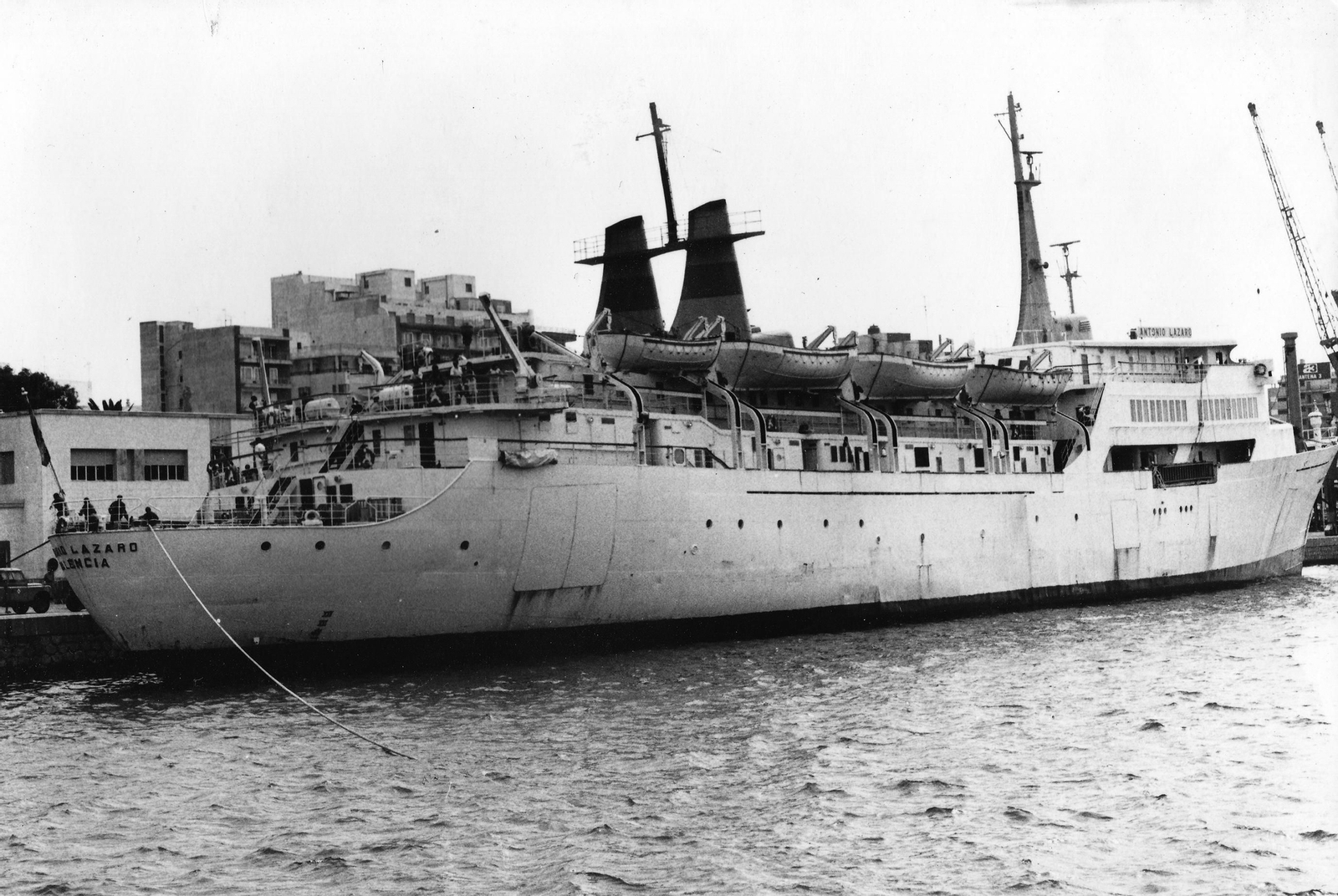 Buque Antonio Lázaro atracado en el puerto de Almería en 1983