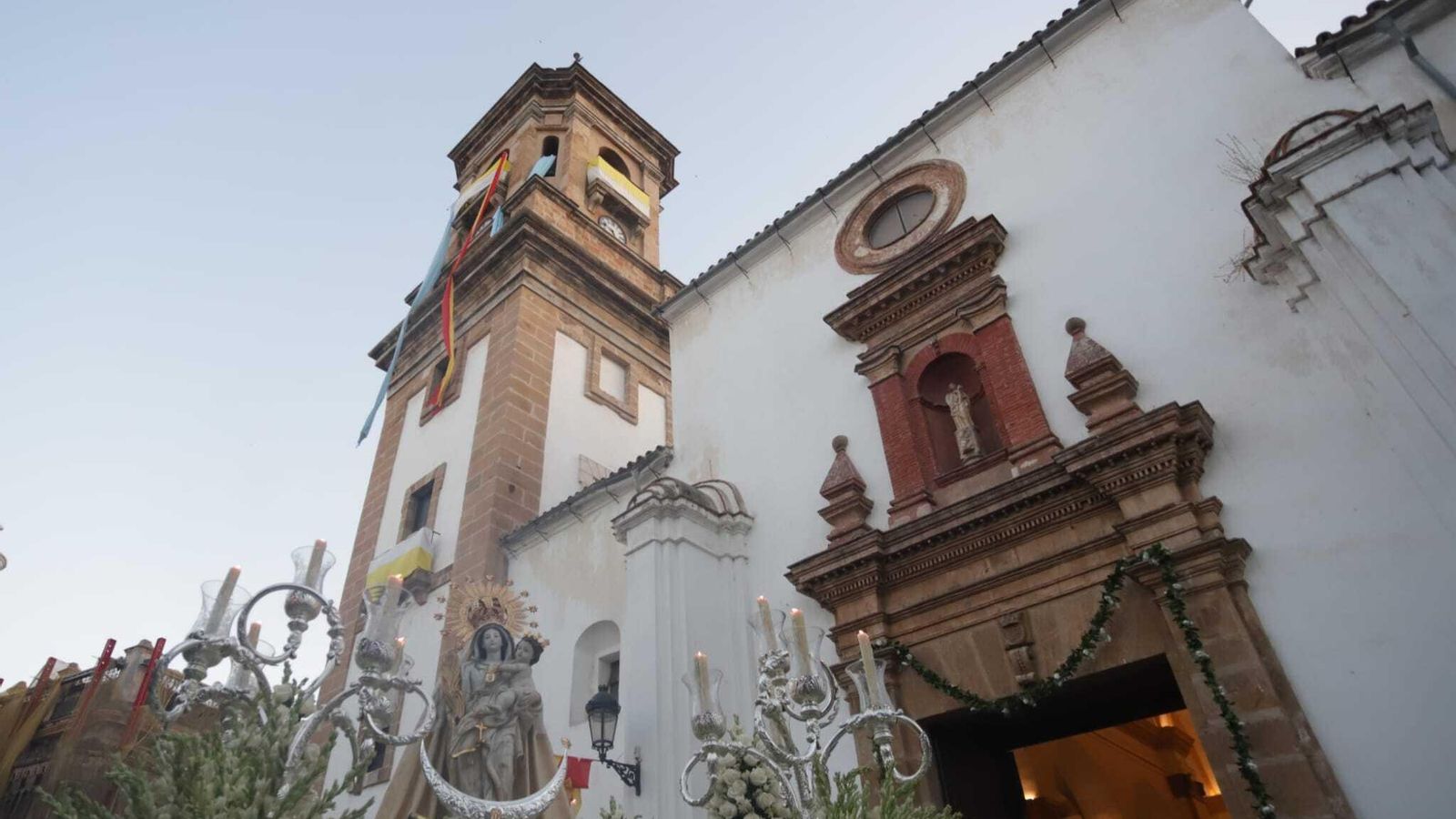 Nuestra Señora de la Palma, con la torre de la parroquia.