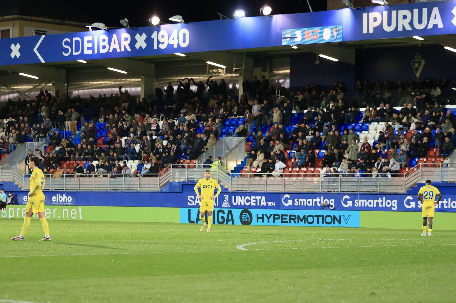 Desolación de los jugadores del Cádiz en Eibar.