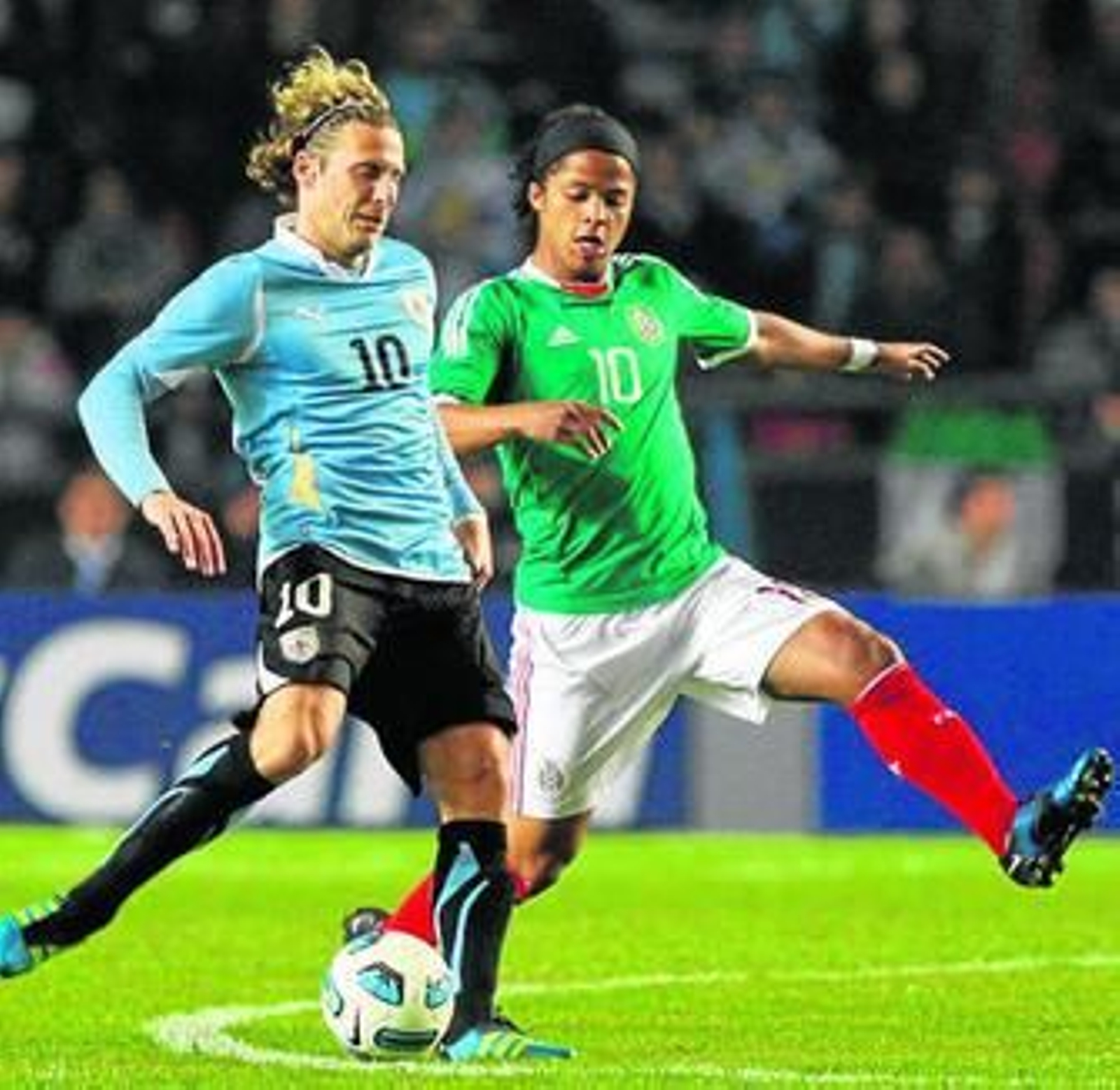 Giovani trata de tapar a Forlán durante el Uruguay-México de la pasada Copa América.