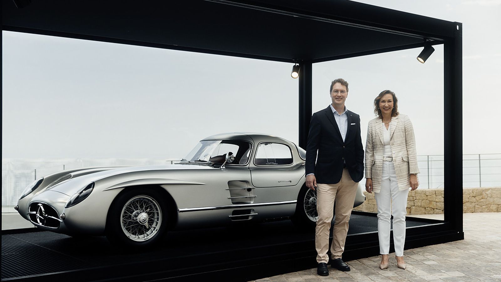 Este Uhlenhaut Coupé seguirá exhibiéndose pese a su cambio de propietario. En la imagen, junto a él están	Ola Källenius, CEO de Mercedes-Benz Group AG; y Renata Jungo Brüngger, miembro del consejo de administración.