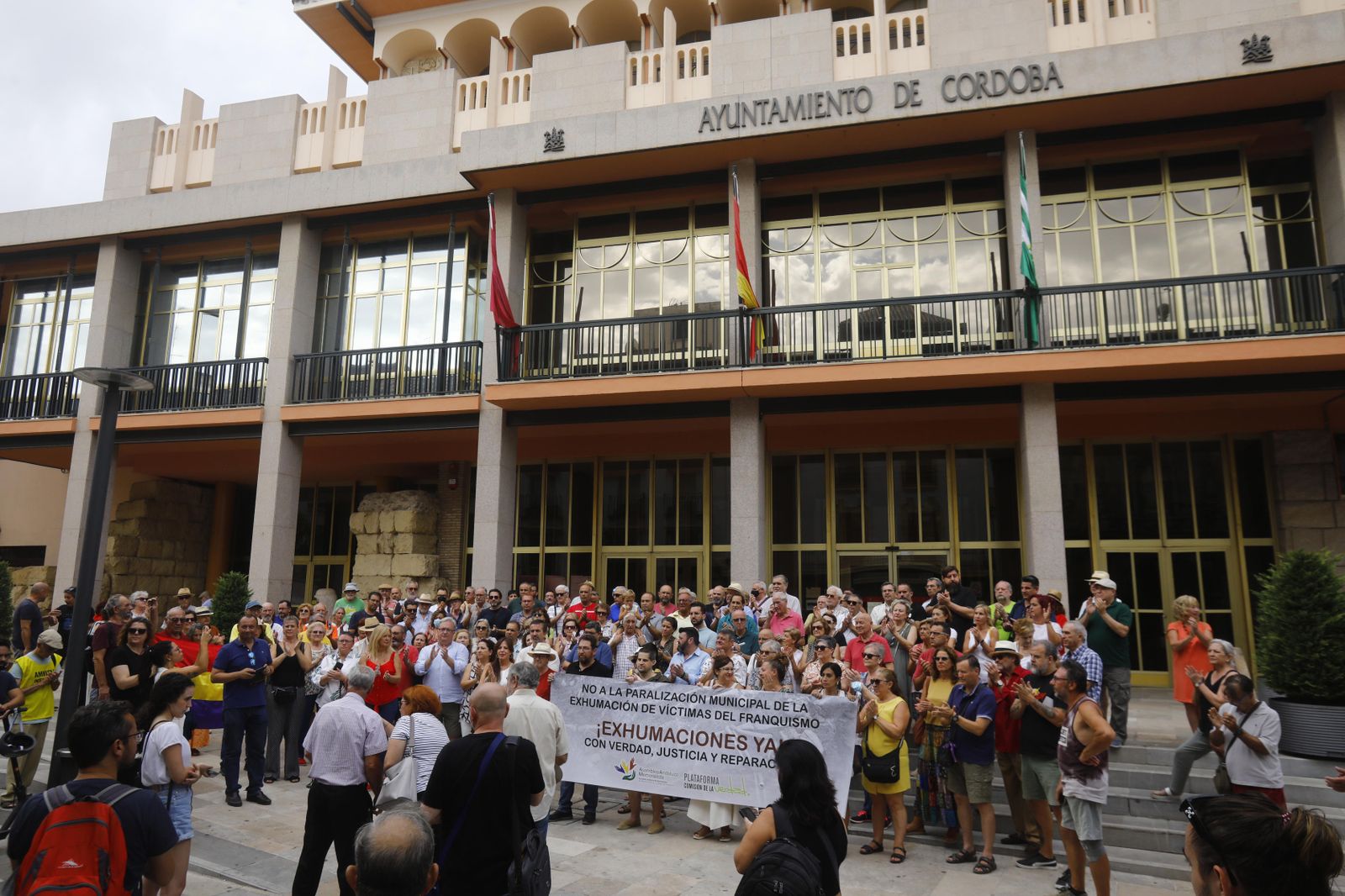 La protesta de los colectivos de memoria histórica ante el Ayuntamiento de Córdoba, en imágenes