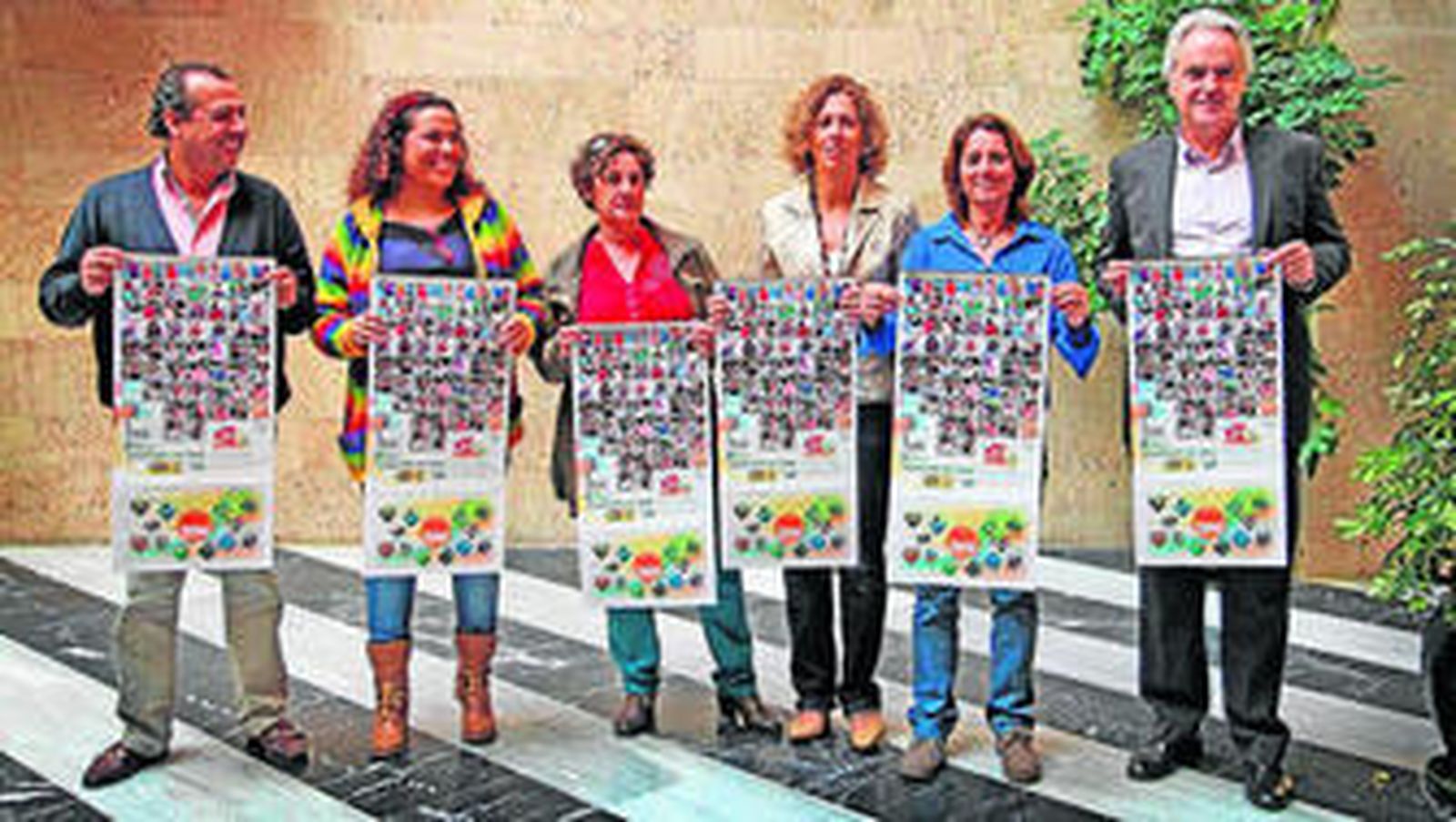 Agustín Muñoz (d) posa ayer con Sebastián Blanco y las taxistas que han participado en la confección del calendario.