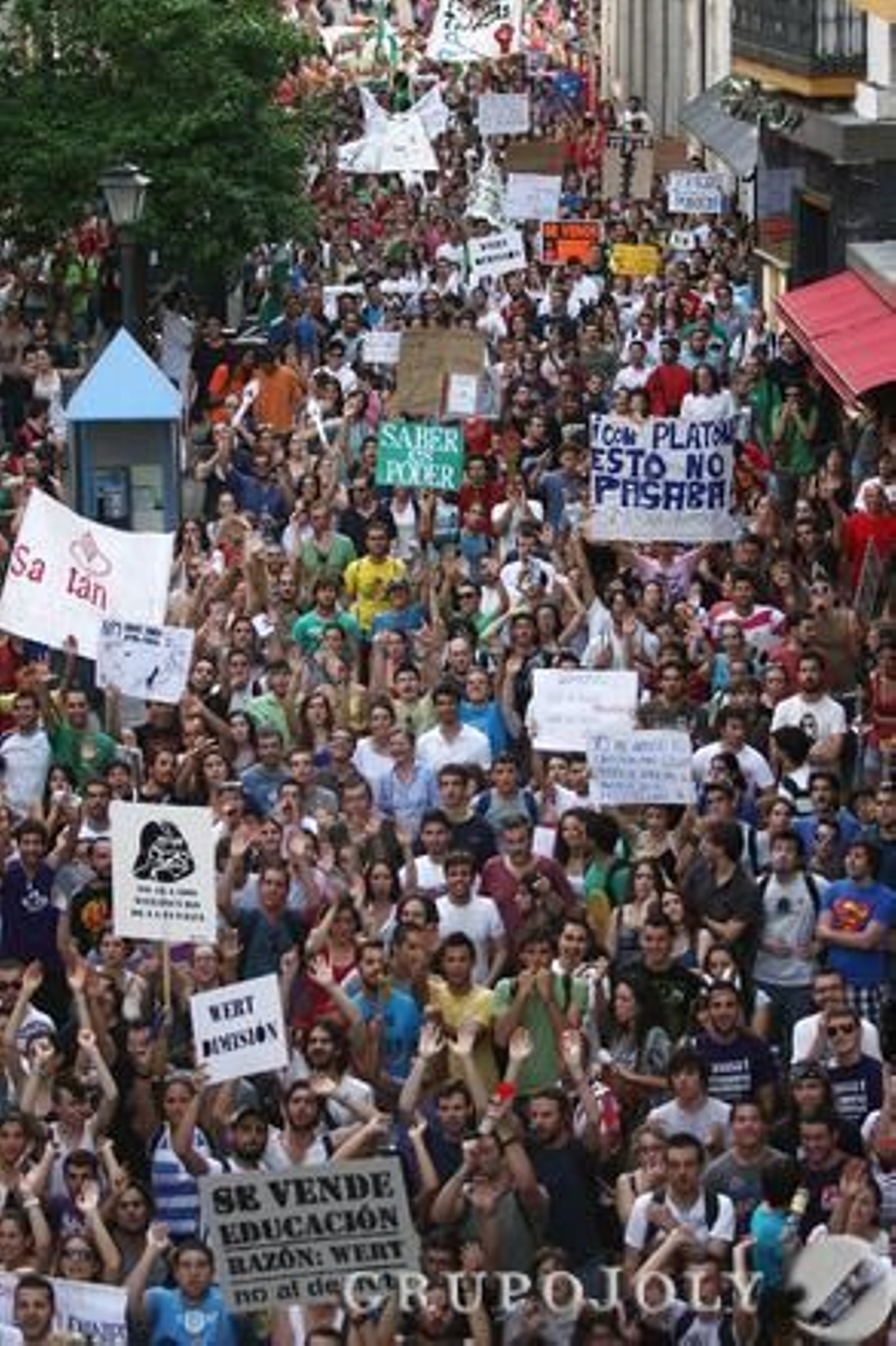 Miles de estudiantes se manifestaron por las calles de Sevilla.

Foto: Belén Vargas