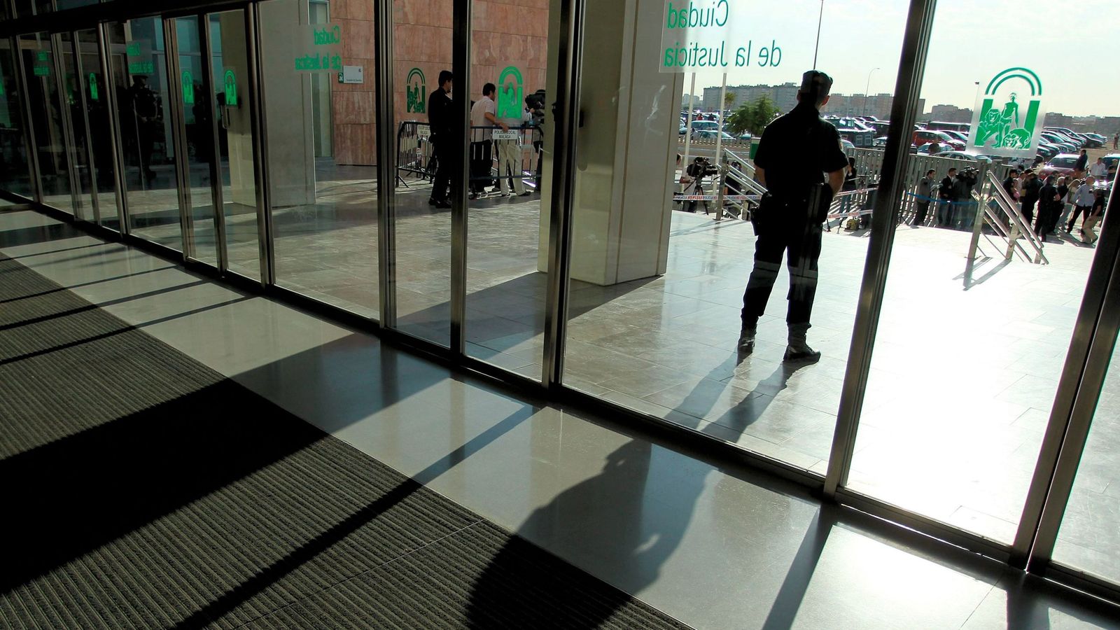 Un policía nacional, a la entrada a la Audiencia  Provincial de  Málaga.