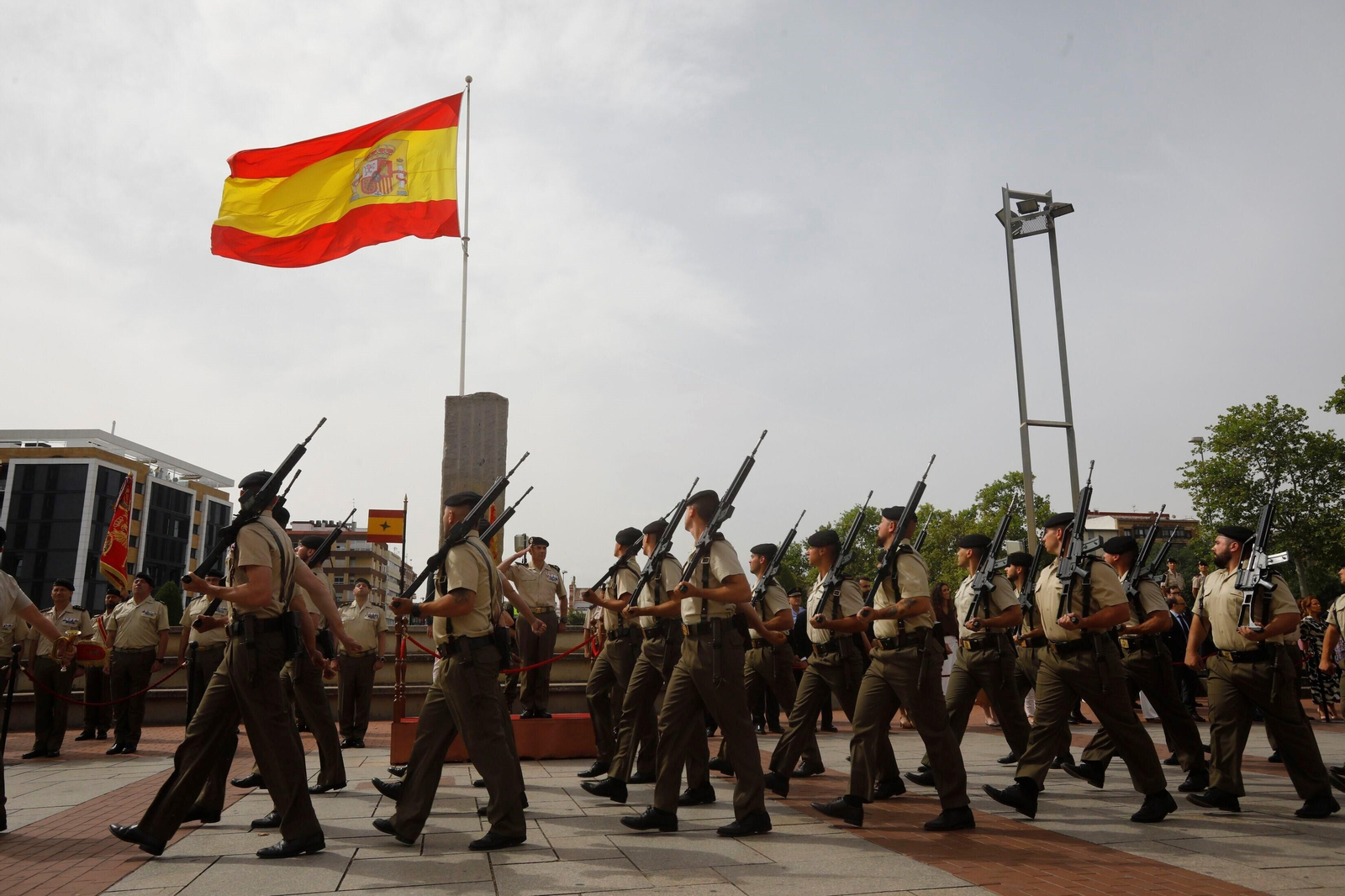 Las fotos del izado de la bandera de España por parte de la BRI X en Córdoba