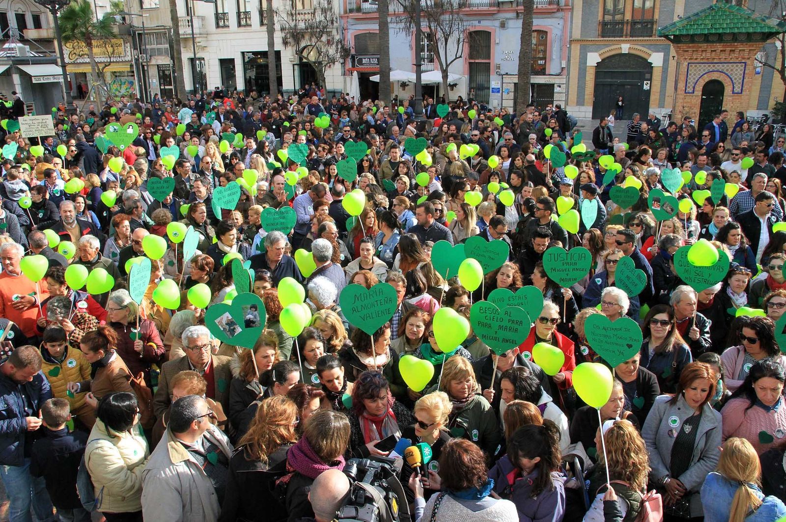 Imágenes de la concentración en la Plaza de las Monjas pidiendo justicia para las víctimas del doble crimen de Almonte