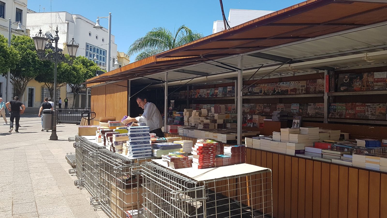 Preparativos en los expositores de la Feria del Libro, hoy por la mañana.