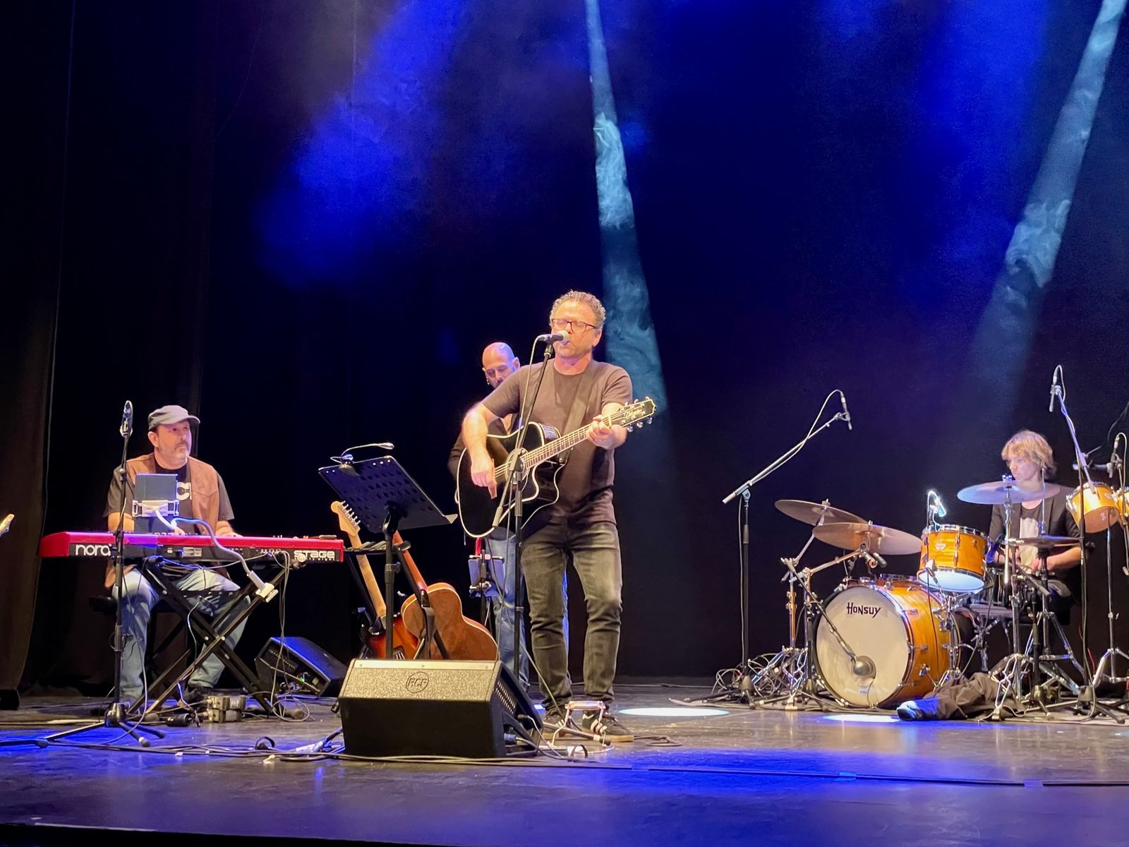 Antonio Álvarez durante su gran concierto en el Teatro Apolo.