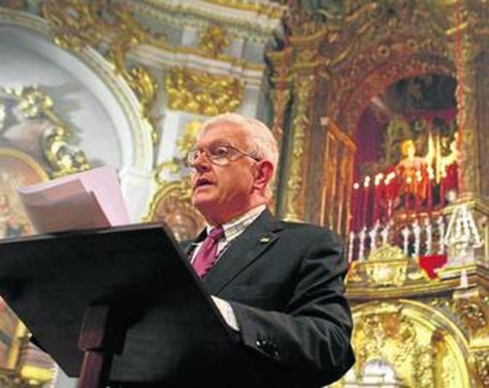 El periodista Rafael Contreras, ayer, en un momento de su locución.