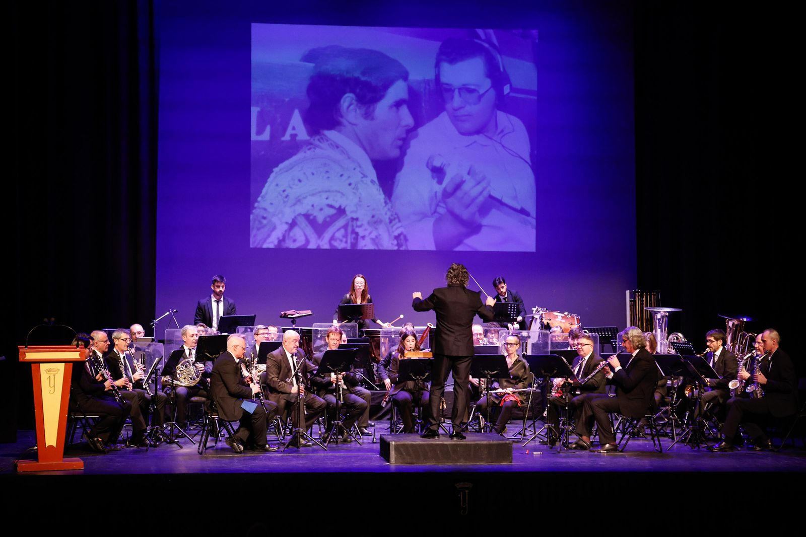 Entrega de las tapas de pregonero de la Semana Santa 2026 a Tito Ortiz