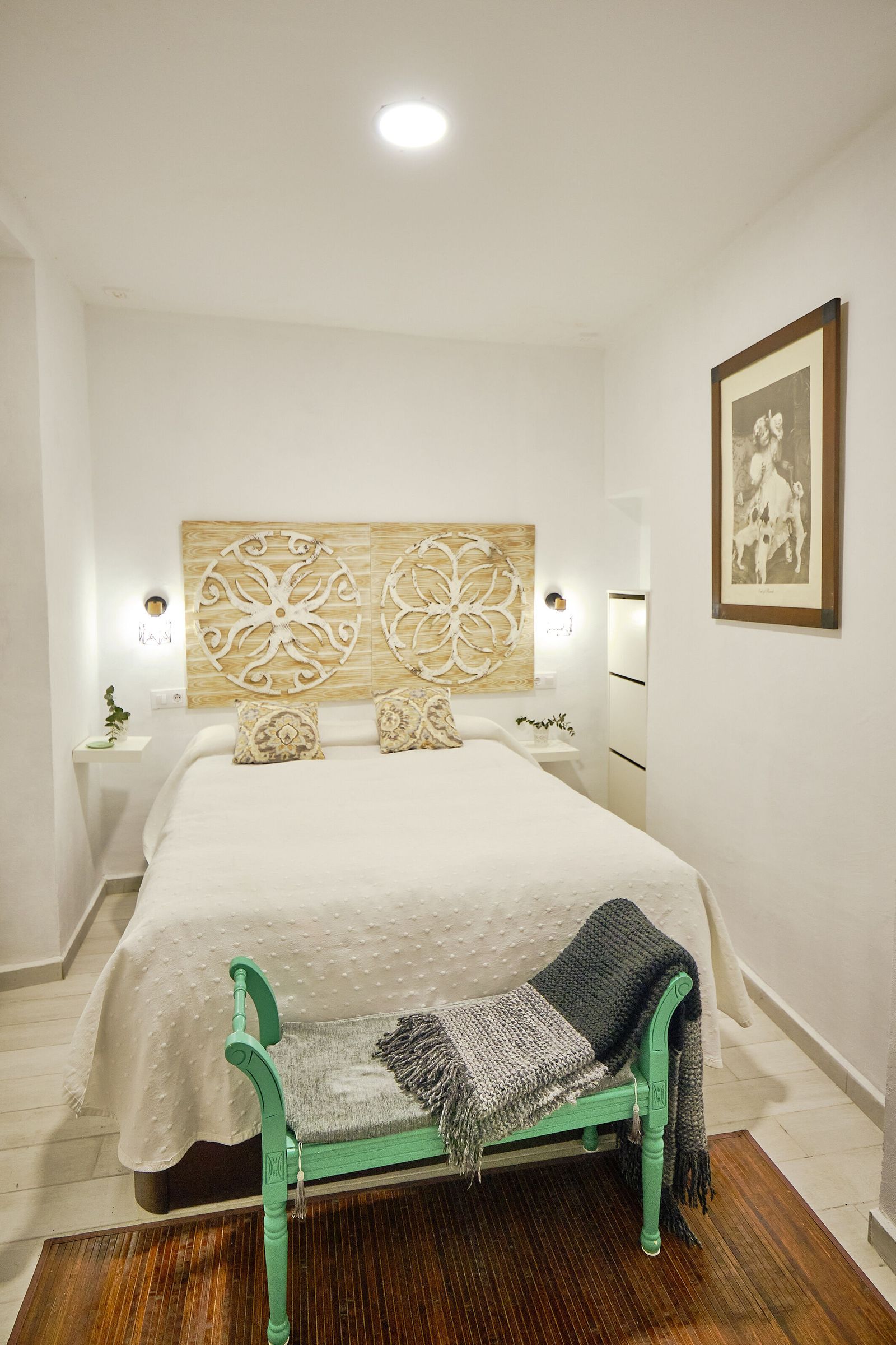 Dormitorio: Una pareja de cuadros de madera se utiliza de de cabecero.