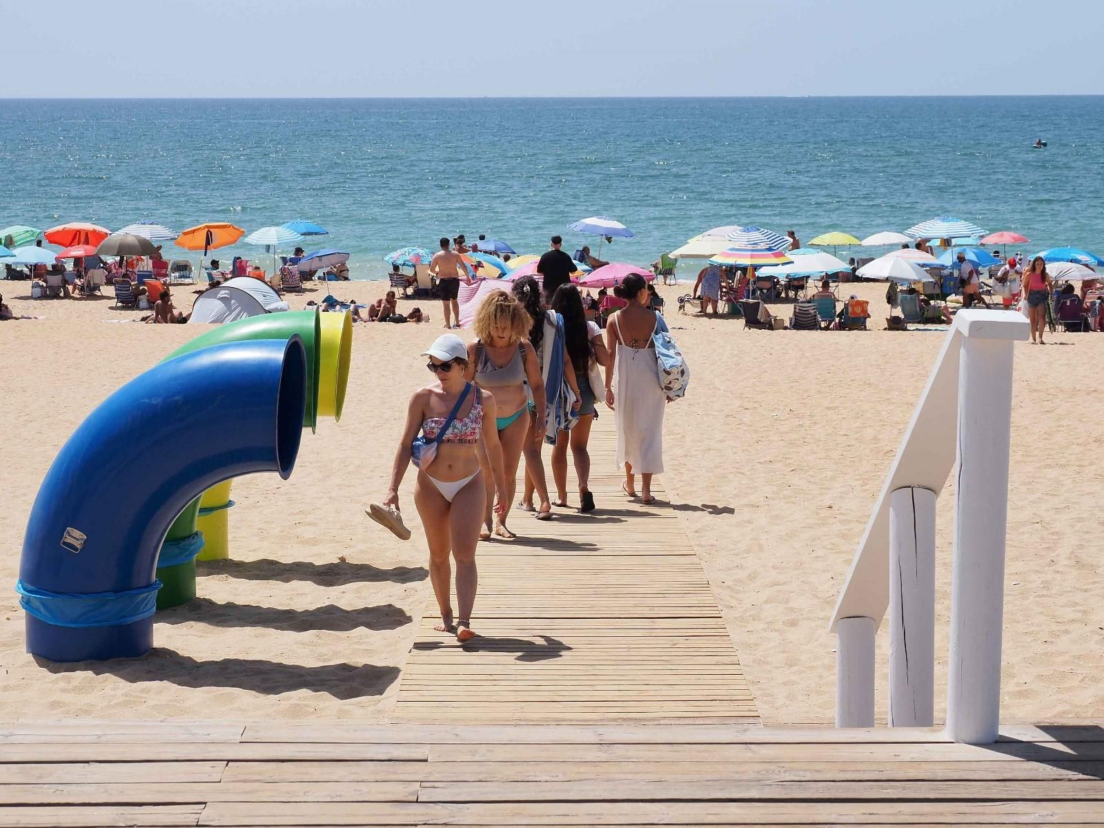 Ambiente de la playa de Islantilla una tarde de verano