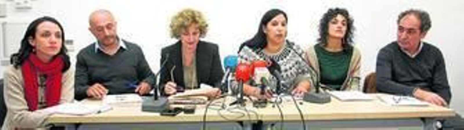 Miembros de diferentes entidades sociales y técnicos del Ayuntamiento de Cádiz acompañan ayer a la edil de Asuntos Sociales, Ana Fernández, en la presentación de la campaña.