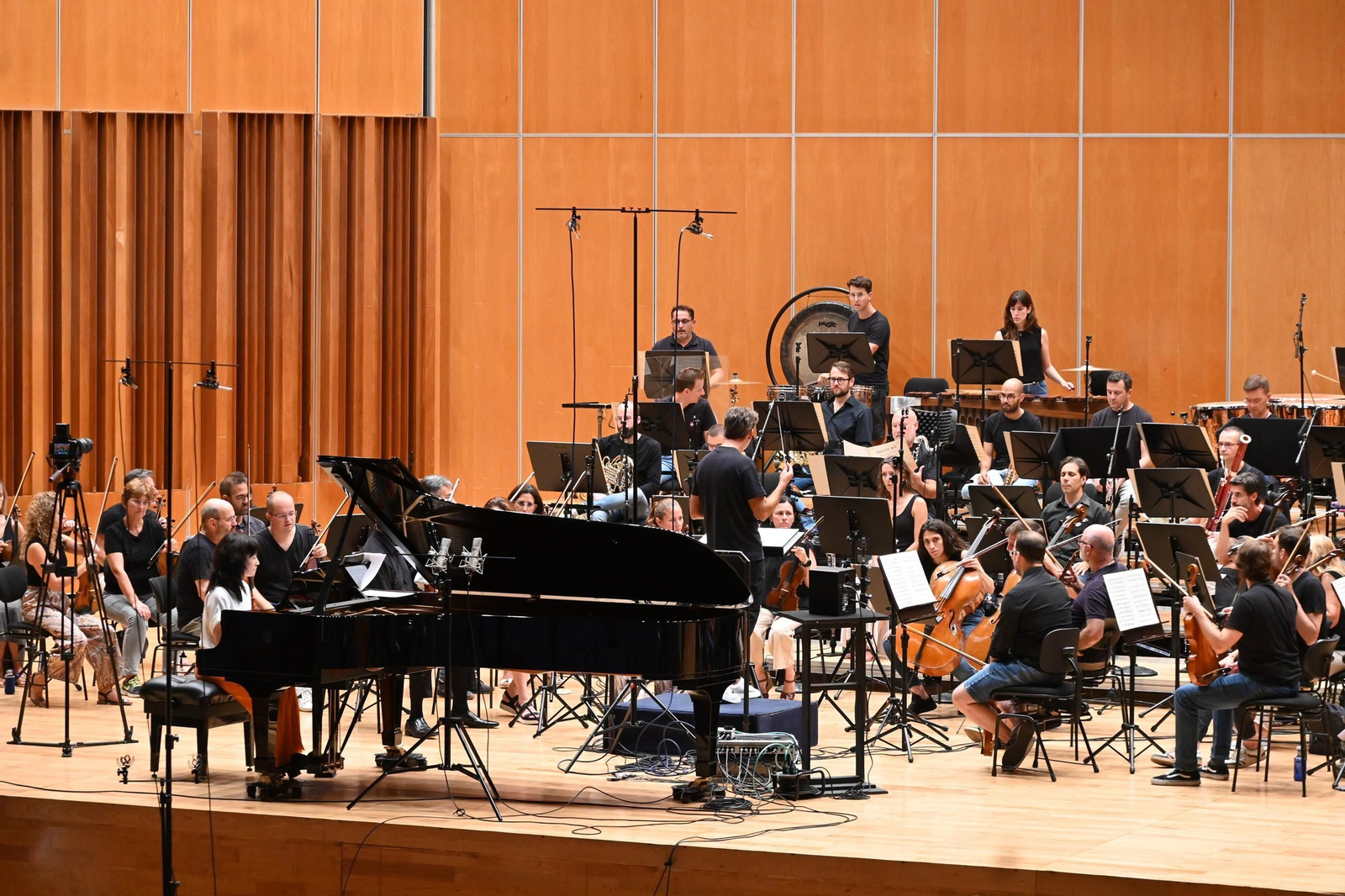 Noelia Rodiles, la Oviedo Filarmonía y Lucas Macías durante la grabación