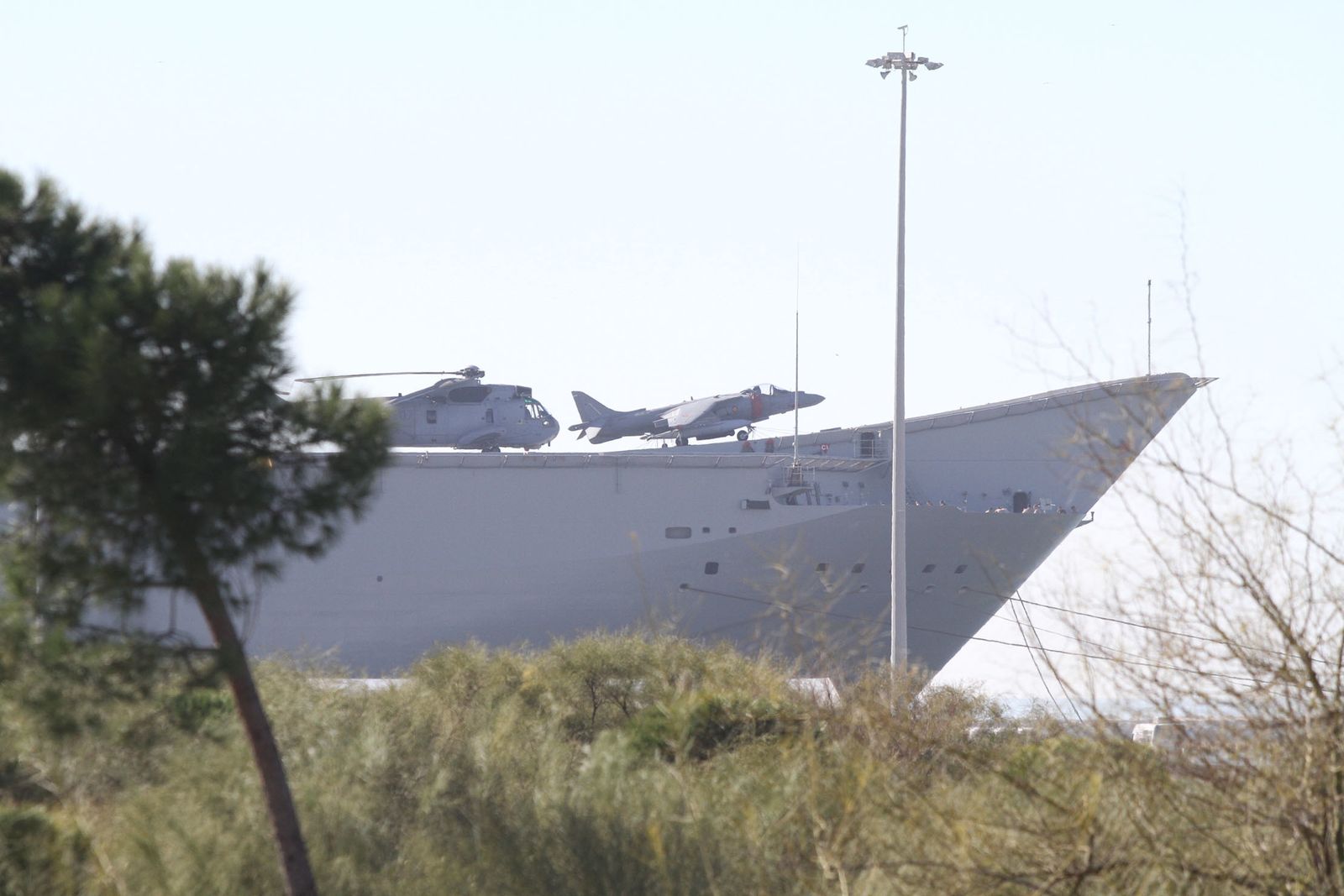 Imágenes de las primeras horas del portaaviones "Juan Carlos I" en el puerto de Huelva, durante su visita este fin de semana