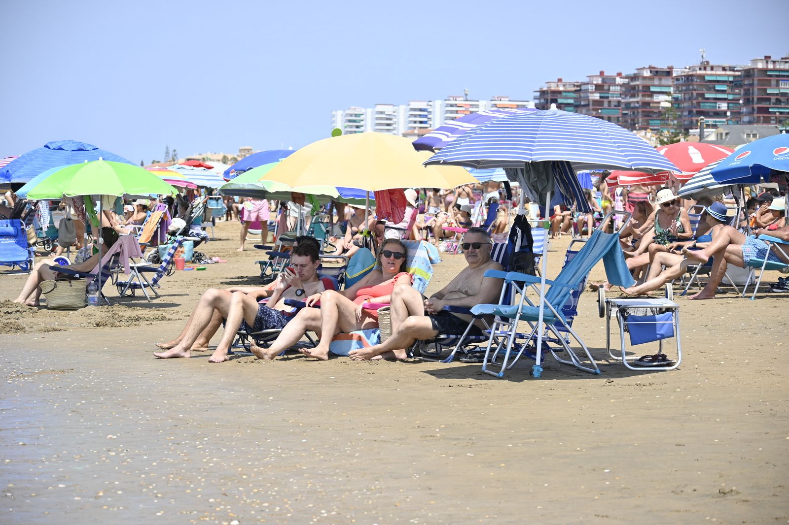 Ambiente en la playas de Huelva este sábado 22 de julio, en imágenes