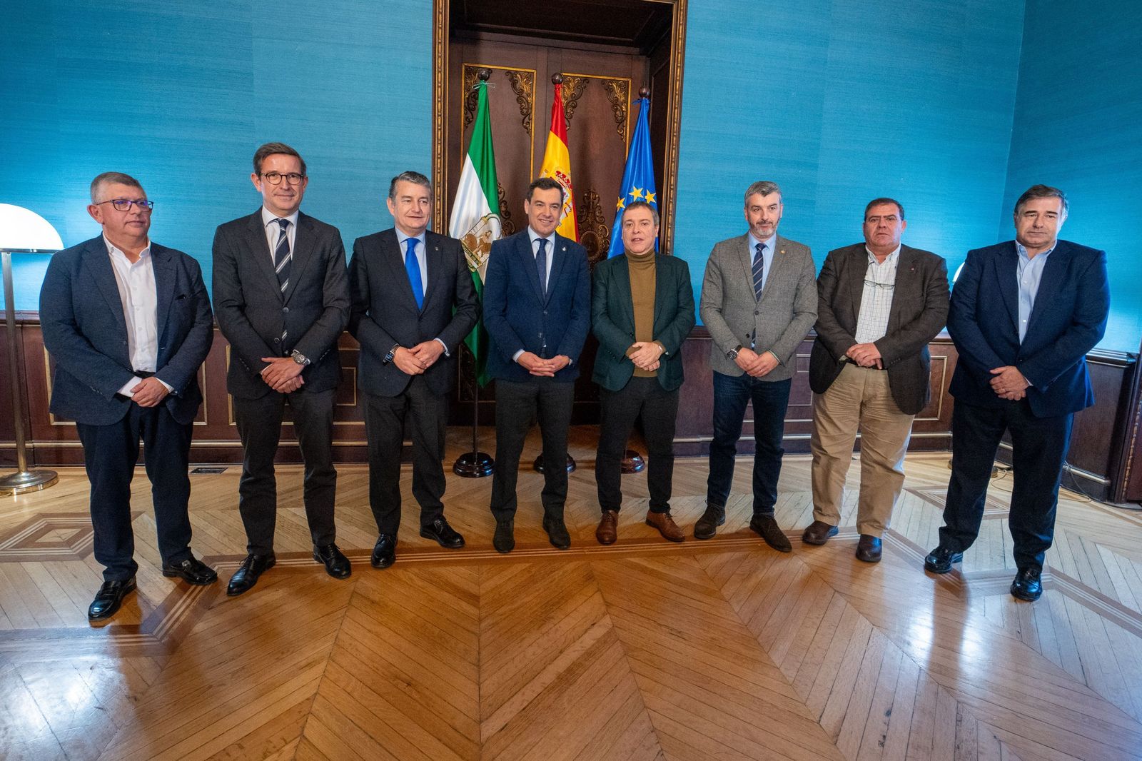 Encuentro en San Telmo de los dirigentes de UGT con el presidente Juanma Moreno y los consejeros Jorge Paradela y Antonio Sanz.