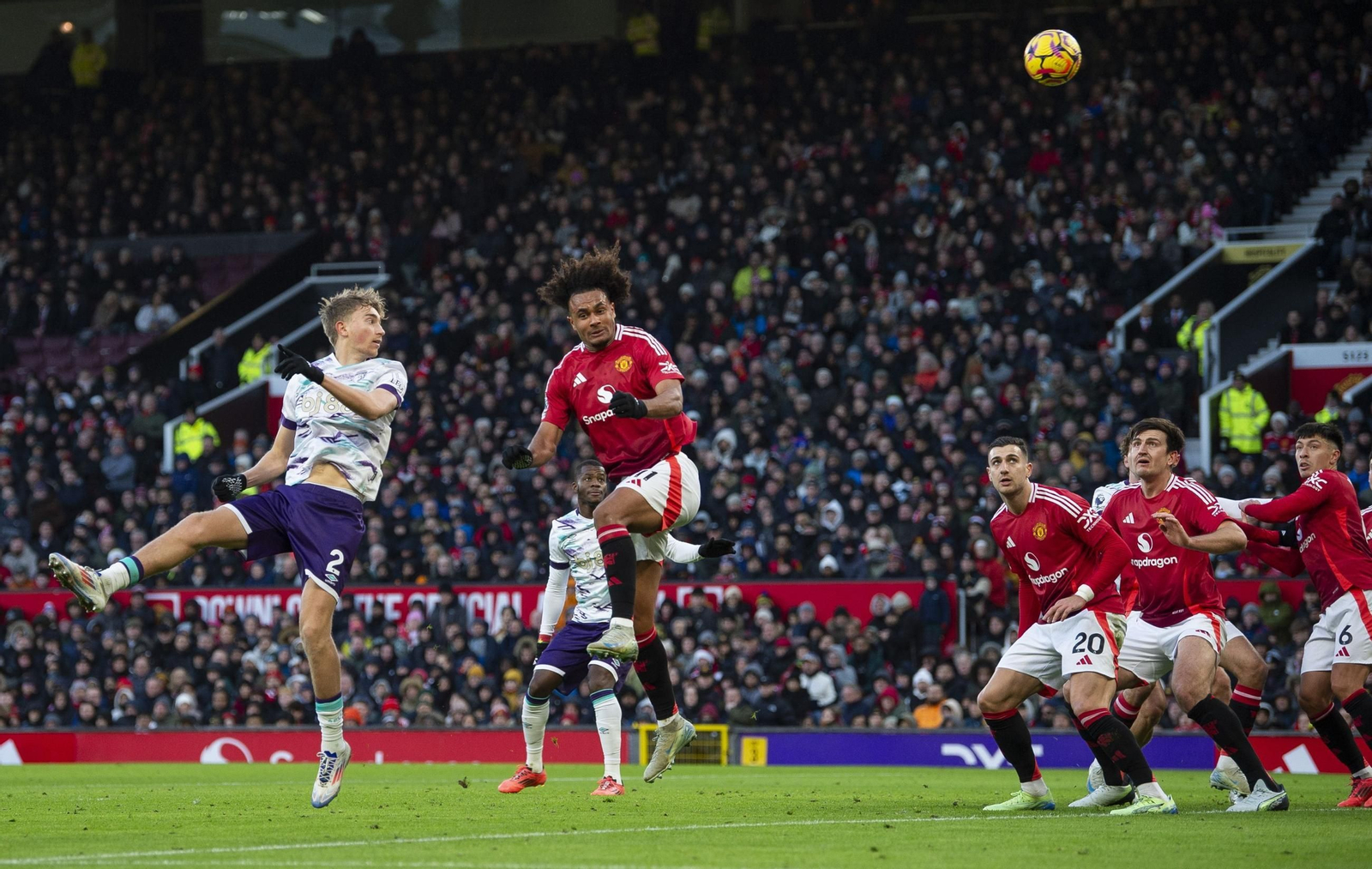 Las fotos de Dean Huijsen tras su gol al Manchester United en Old Trafford