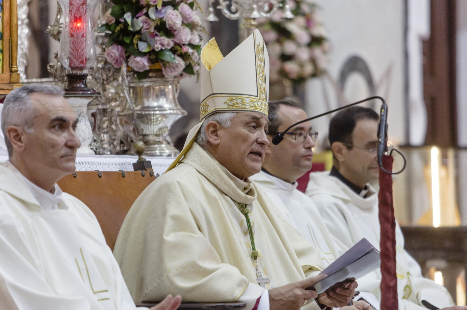 Las imágenes de la ofrenda y el pregón de la patrona de Cádiz, la Virgen del Rosario.