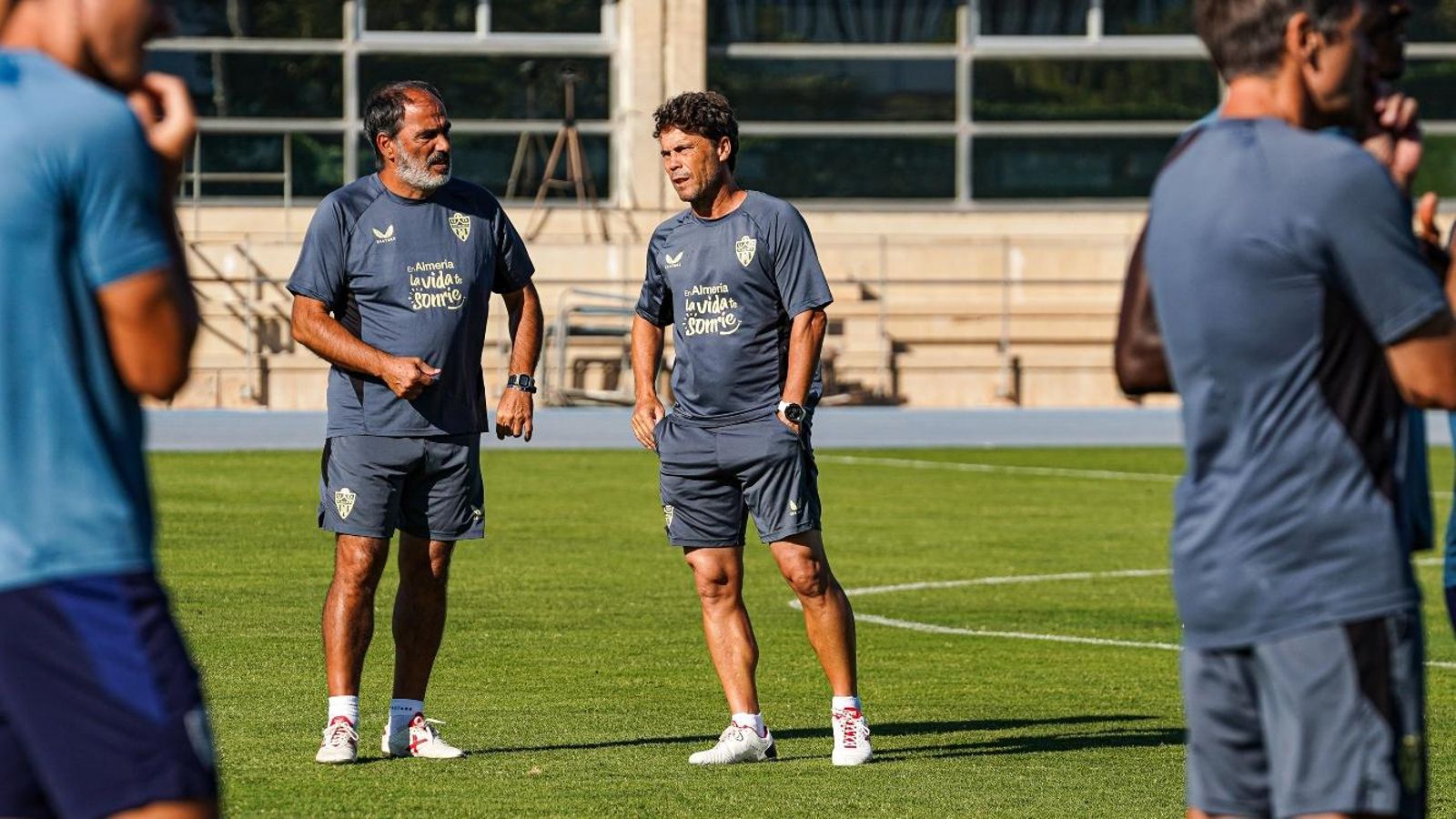 Rubi habla con Jaume Torras, segundo entrenador de la UDA.