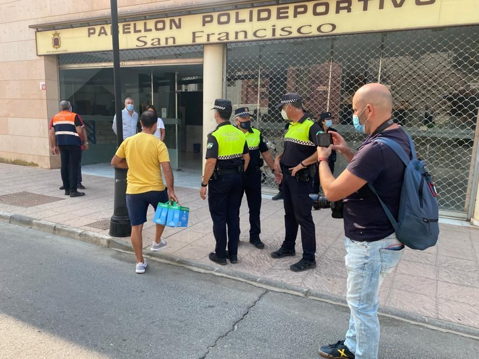 Vista de vecinos evacuados de Genalguacil a Ronda.