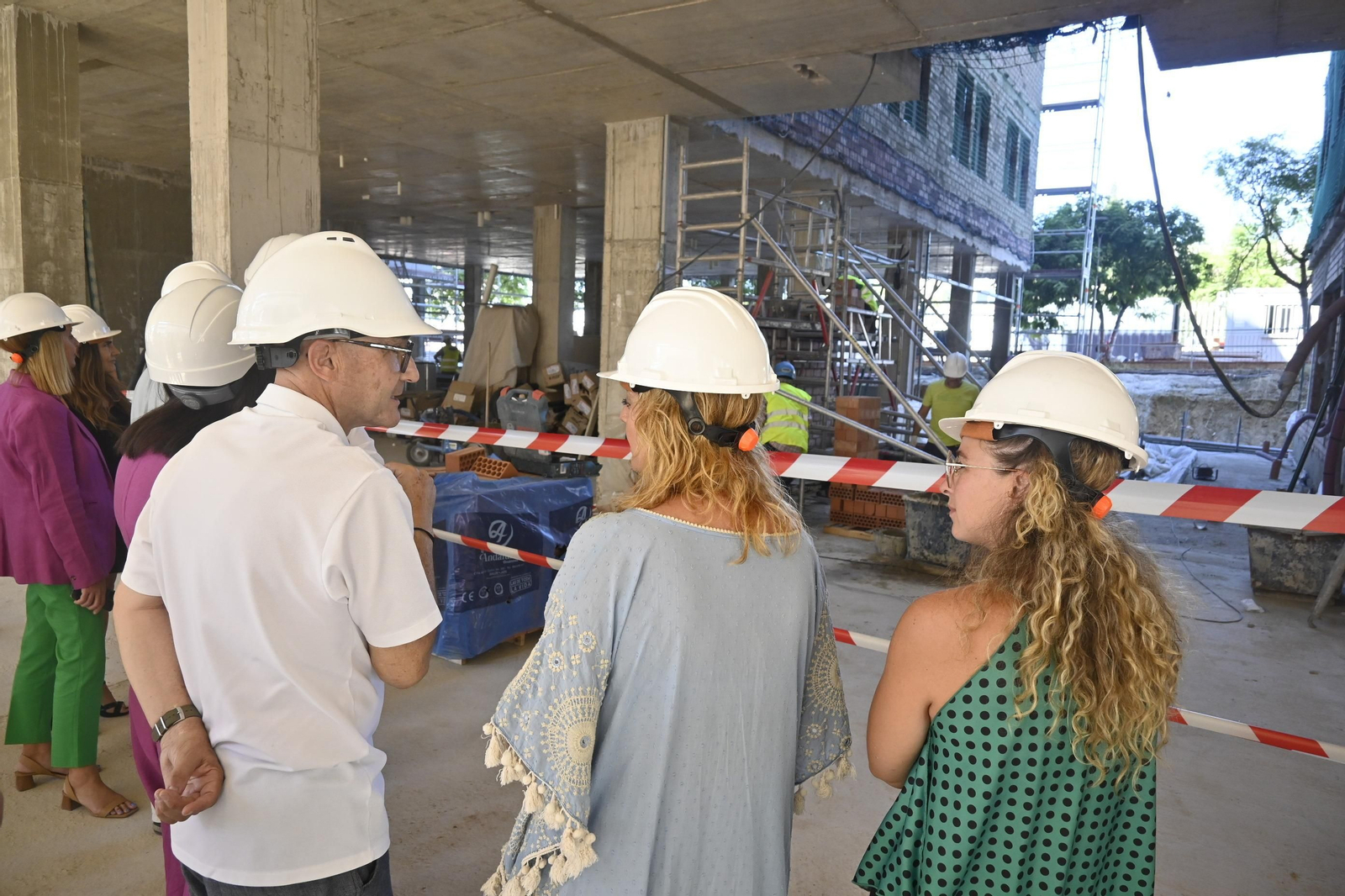 Amelia Martinez y Pilar Miranda visitan las obras de proyecto de residencia en el Campus del Carmen, en imágenes