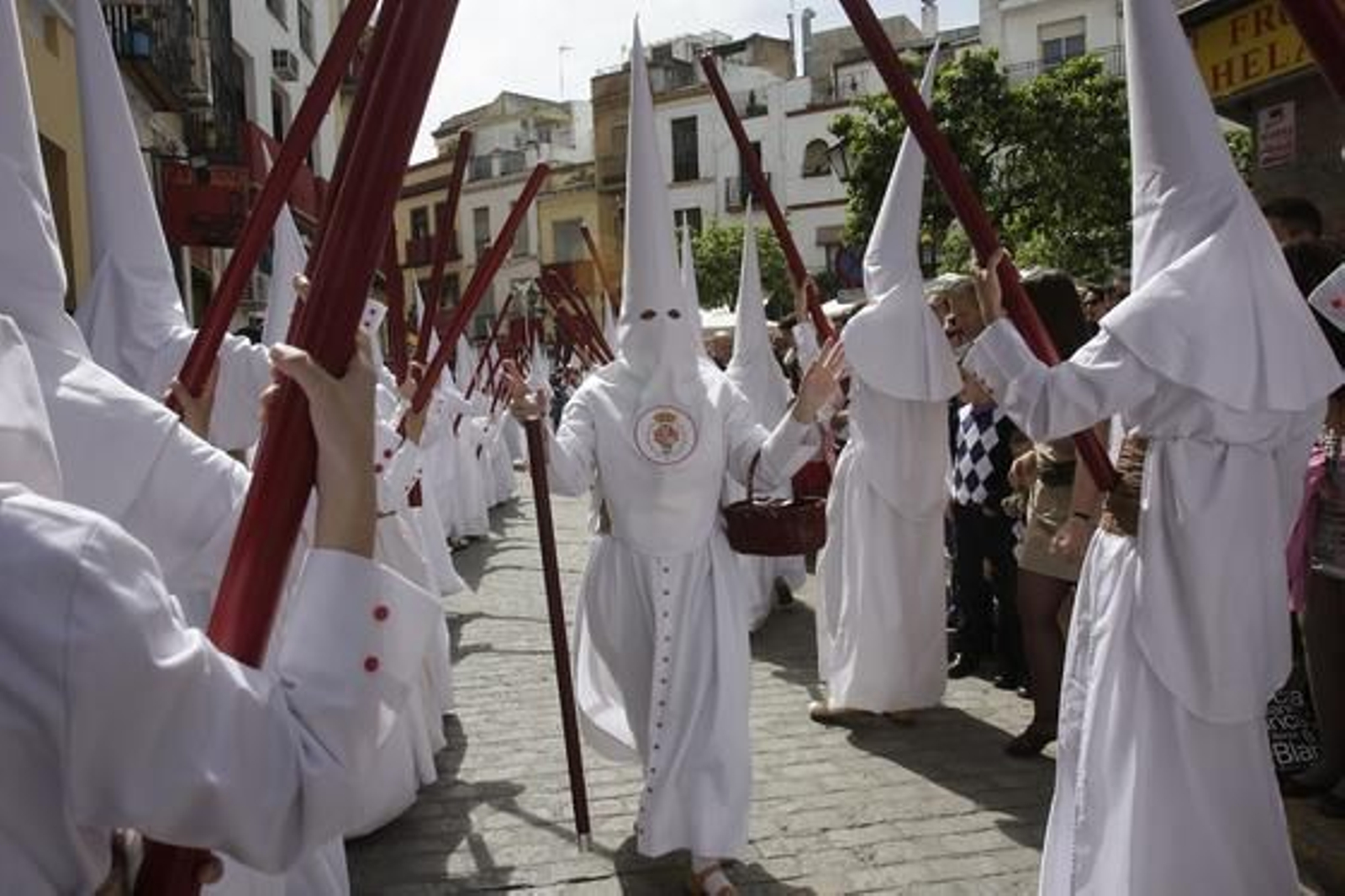 El diputado de tramo dispone las filas de la hermandad de la Cena.

Foto: José Ángel García