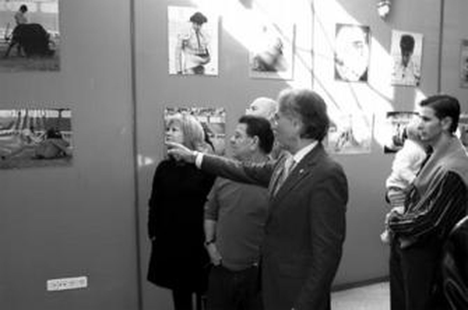 Abel Sánchez Soto, a la derecha de la foto, recorriendo la muestra con el concejal de Turismo y los presidentes.