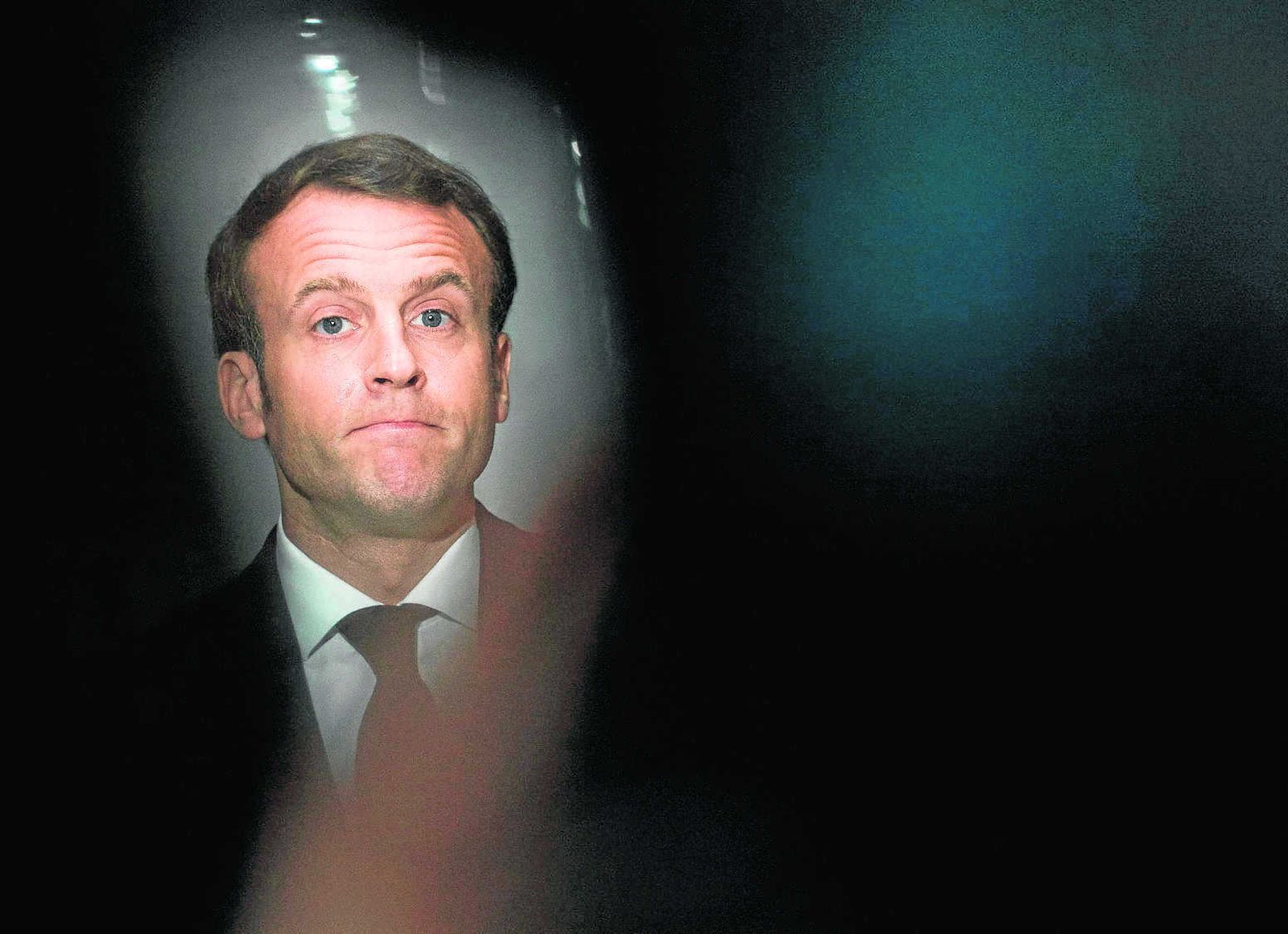 El presidente de Francia, Emanuel Macron, el 31 de marzo pasado en una fábrica de mascarillas en Saint-Barthelemy-d'Anjou, cerca de Angers.