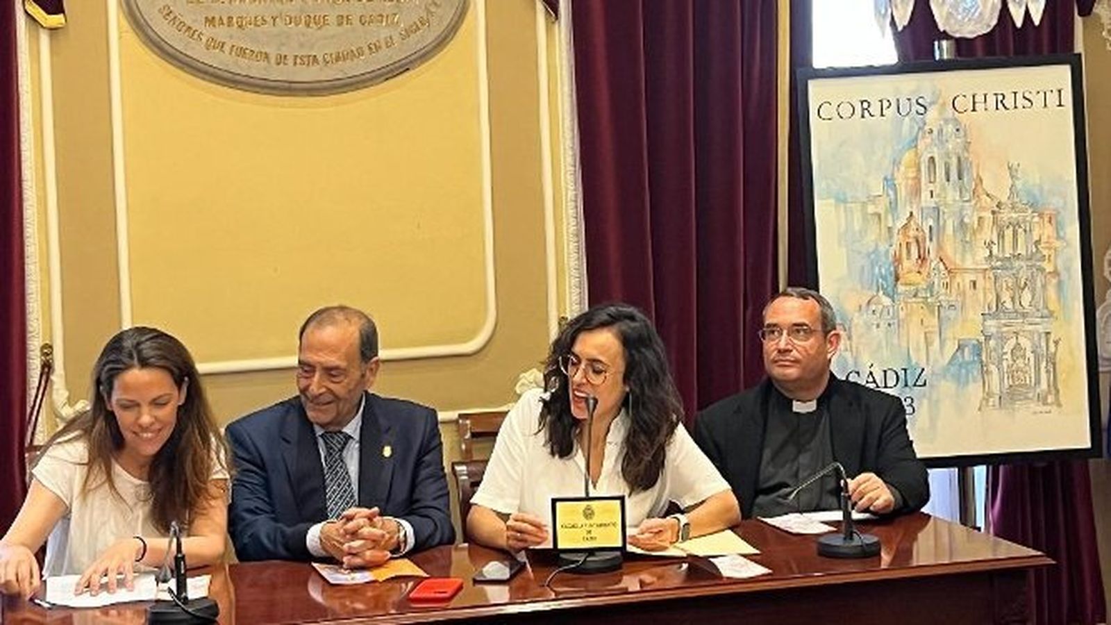 Belén González García-Negrotto, Paco Muriel, Lola Cazalilla y el padre Ricardo Jiménez Merlo durante la presentación del cartel y programación del Corpus Christi en la ciudad de Cádiz.