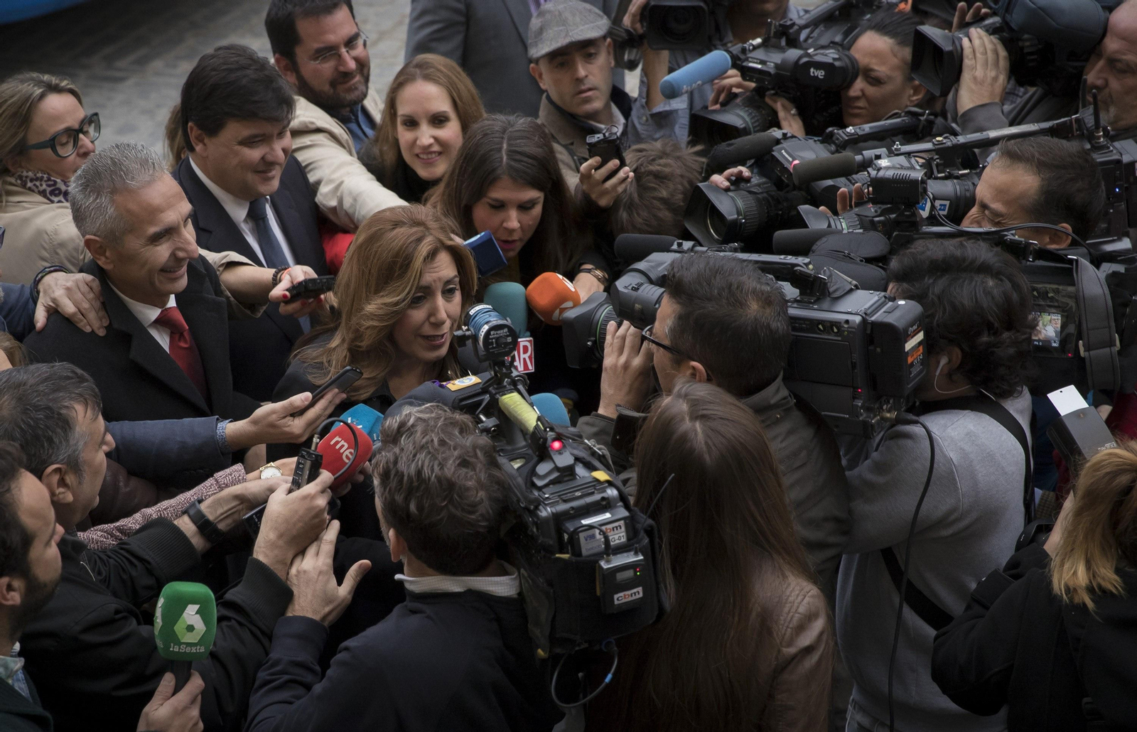 Susana Díaz, ayer en Sevilla rodeada de periodistas.