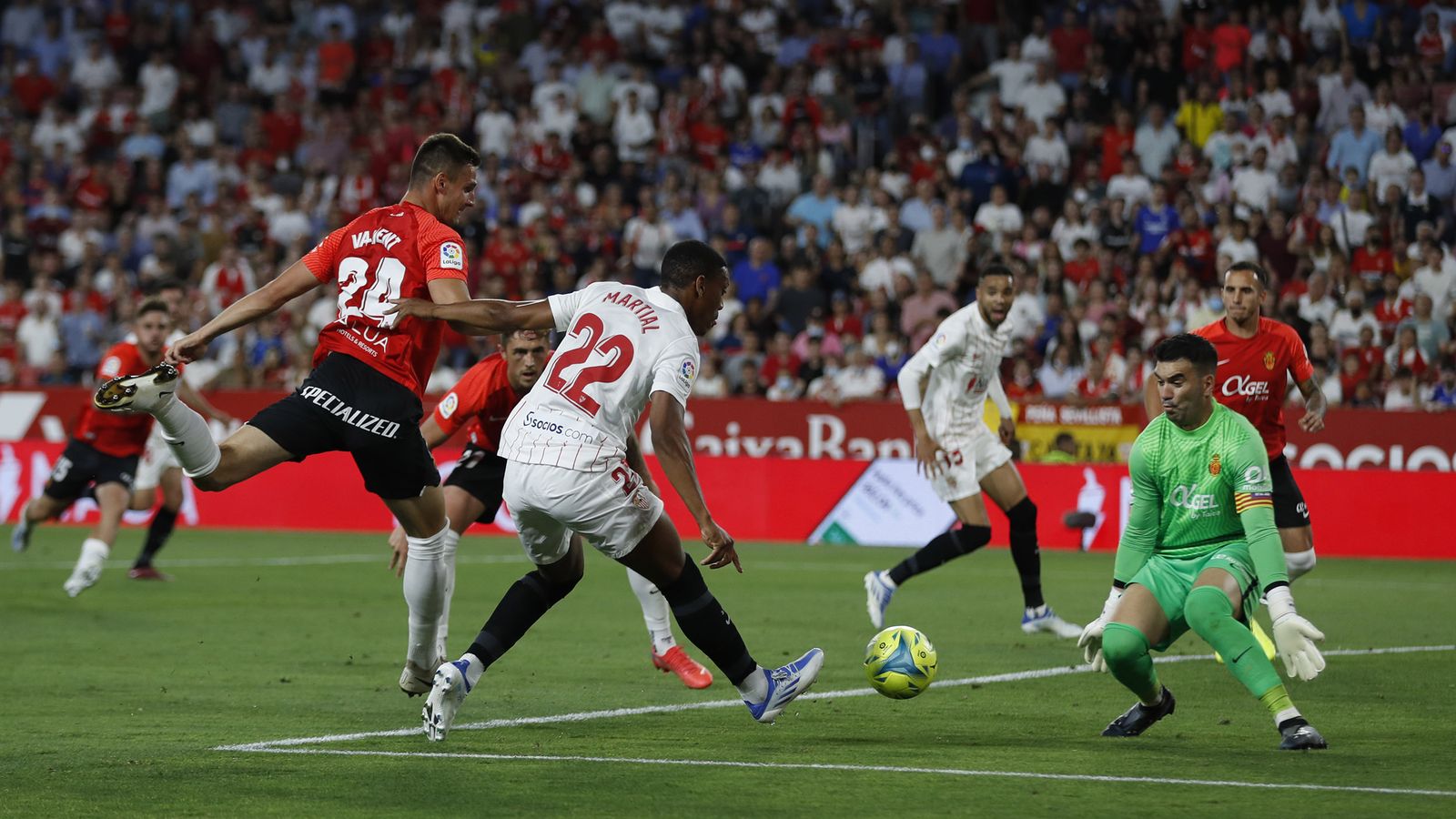 Martial no aprovecha la gran ocasión que se fabricó en el minuto 90.