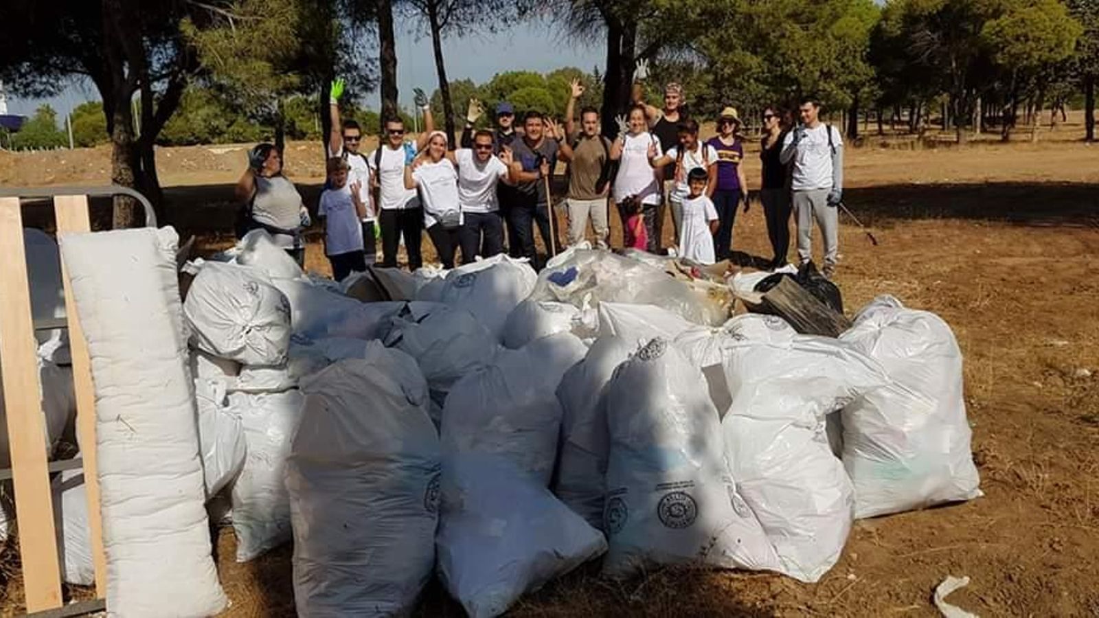 Voluntarios con las bolsas de basura recogidas en una de sus batidas.