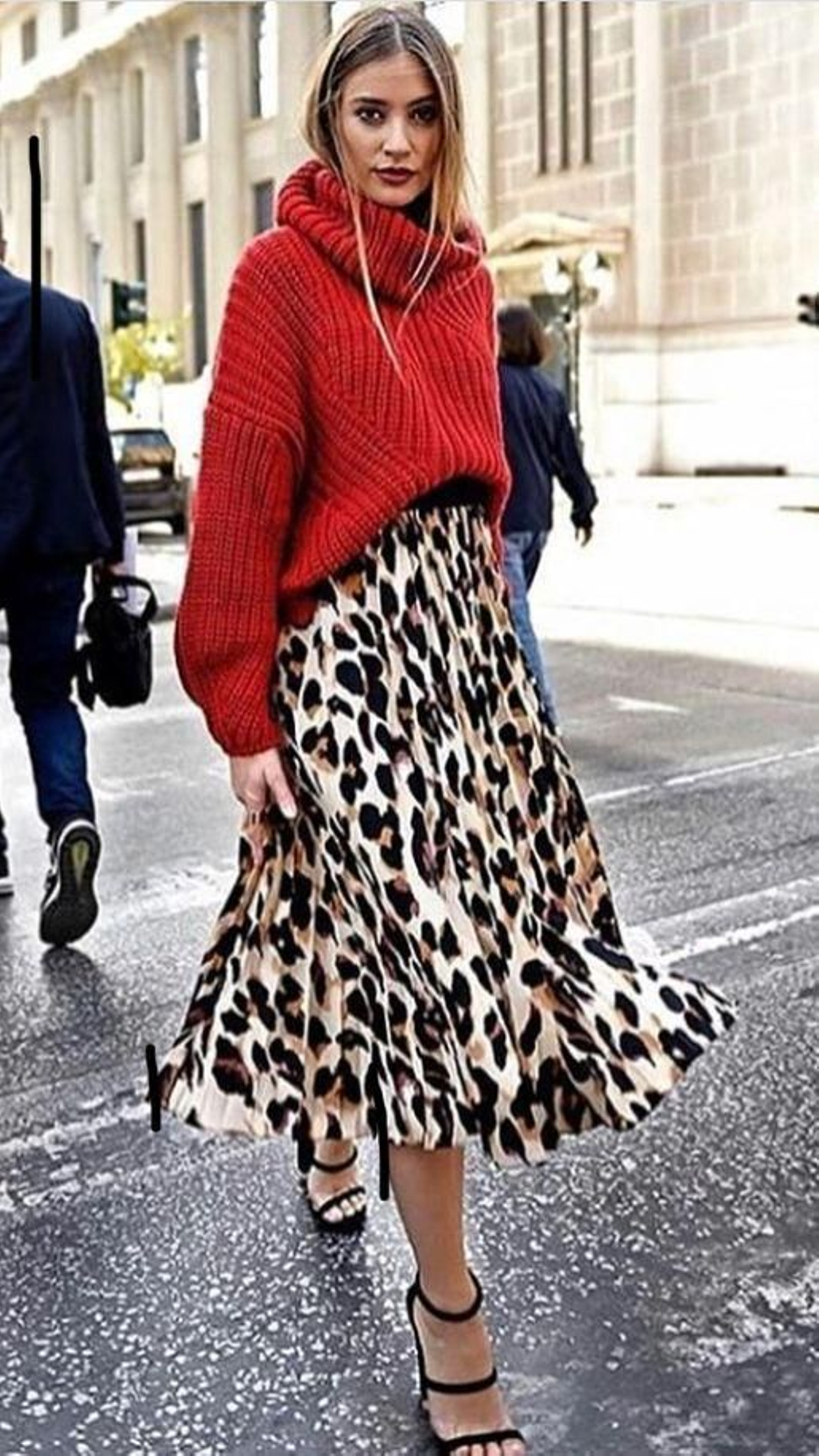 Look con falda en animal print y jersey rojo.