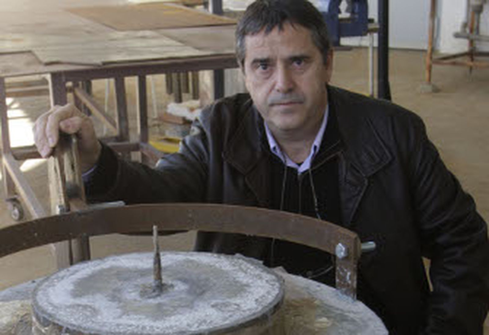 Manos que convierten el bronce en arte