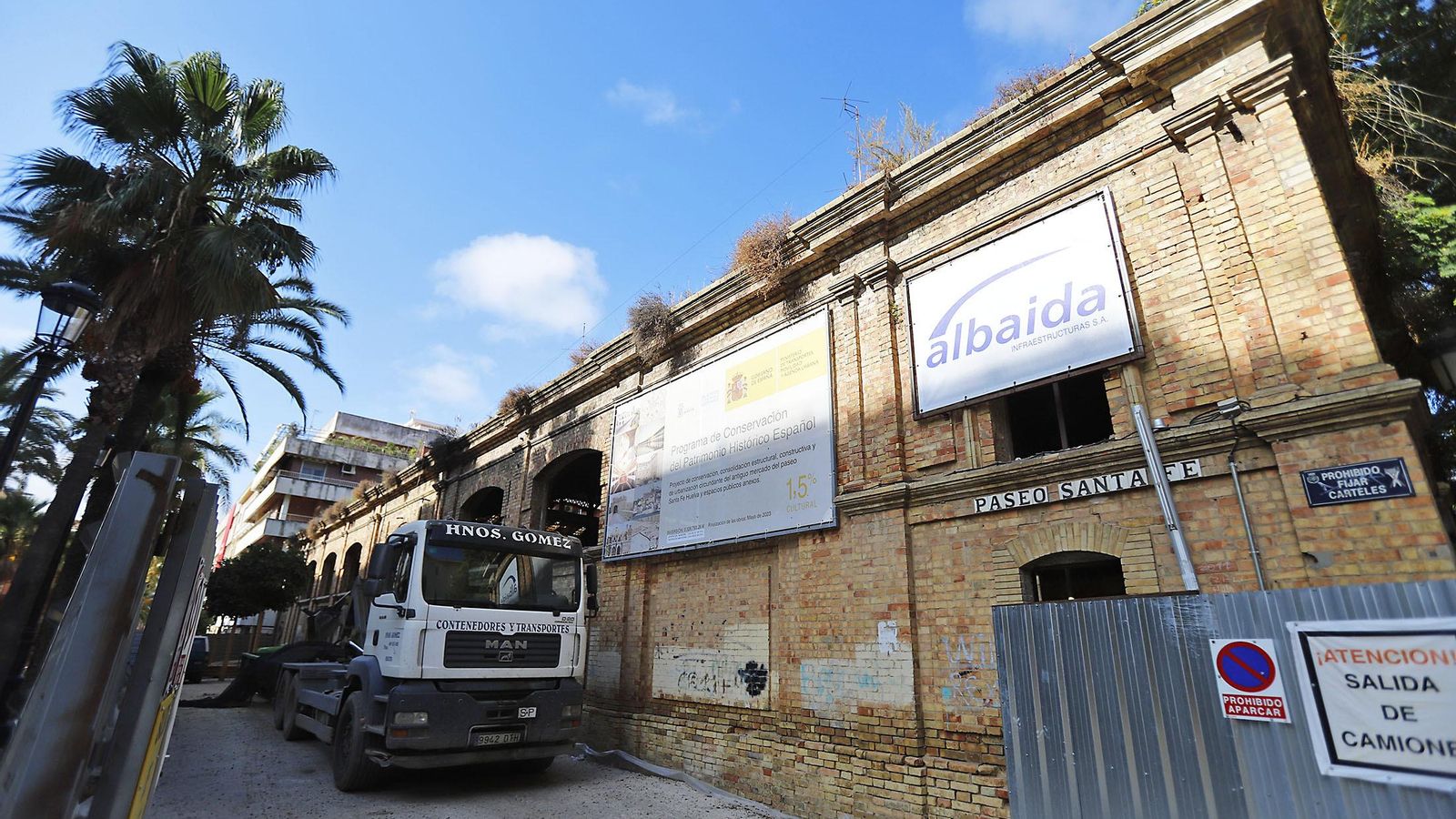 Exterior del Mercado de Santa Fe durante los trabajos de rehabilitación. Exterior del Mercado de Santa Fe durante los trabajos de rehabilitación.