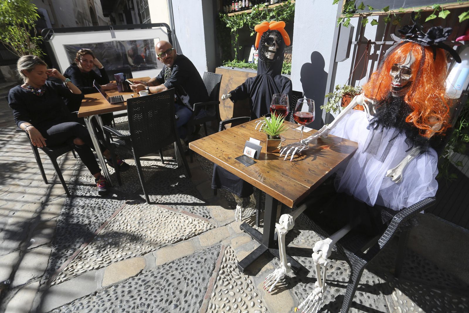 Terraza de un bar en Málaga capital, ambientada para Halloween.