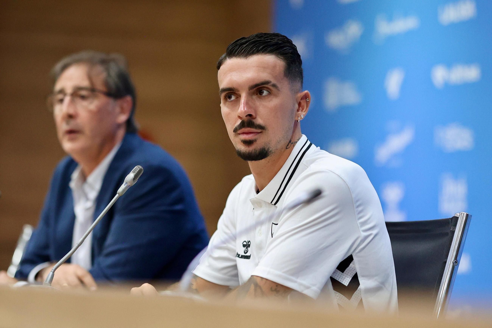 Joaquín Muñoz, radiante y con su gente en su primer día de malaguista