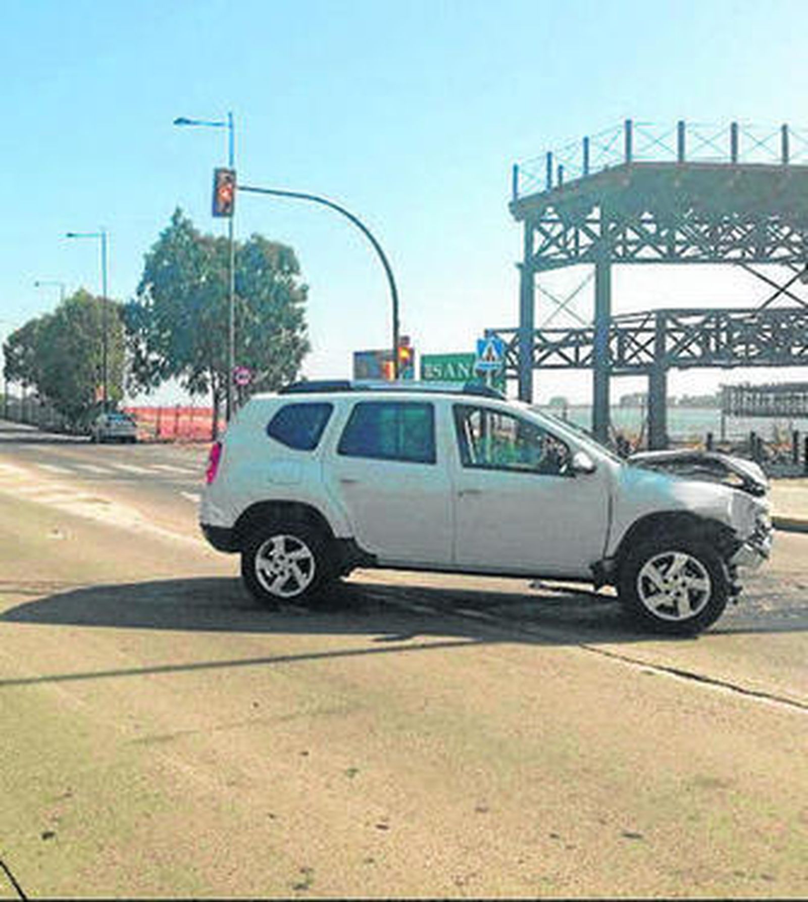 A la izquierda, el Dacia Duster que embistió a la chica; a la derecha, el New Beattle que recibió el golpe.