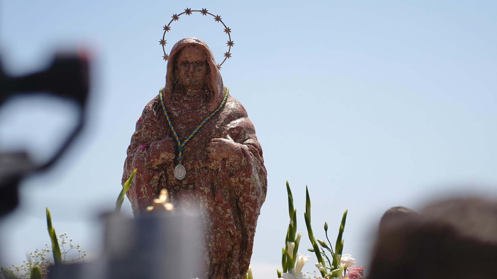 Fotos del ambiente en la playa de El Rinconcillo en la Romería Marítima de la Virgen de la Palma