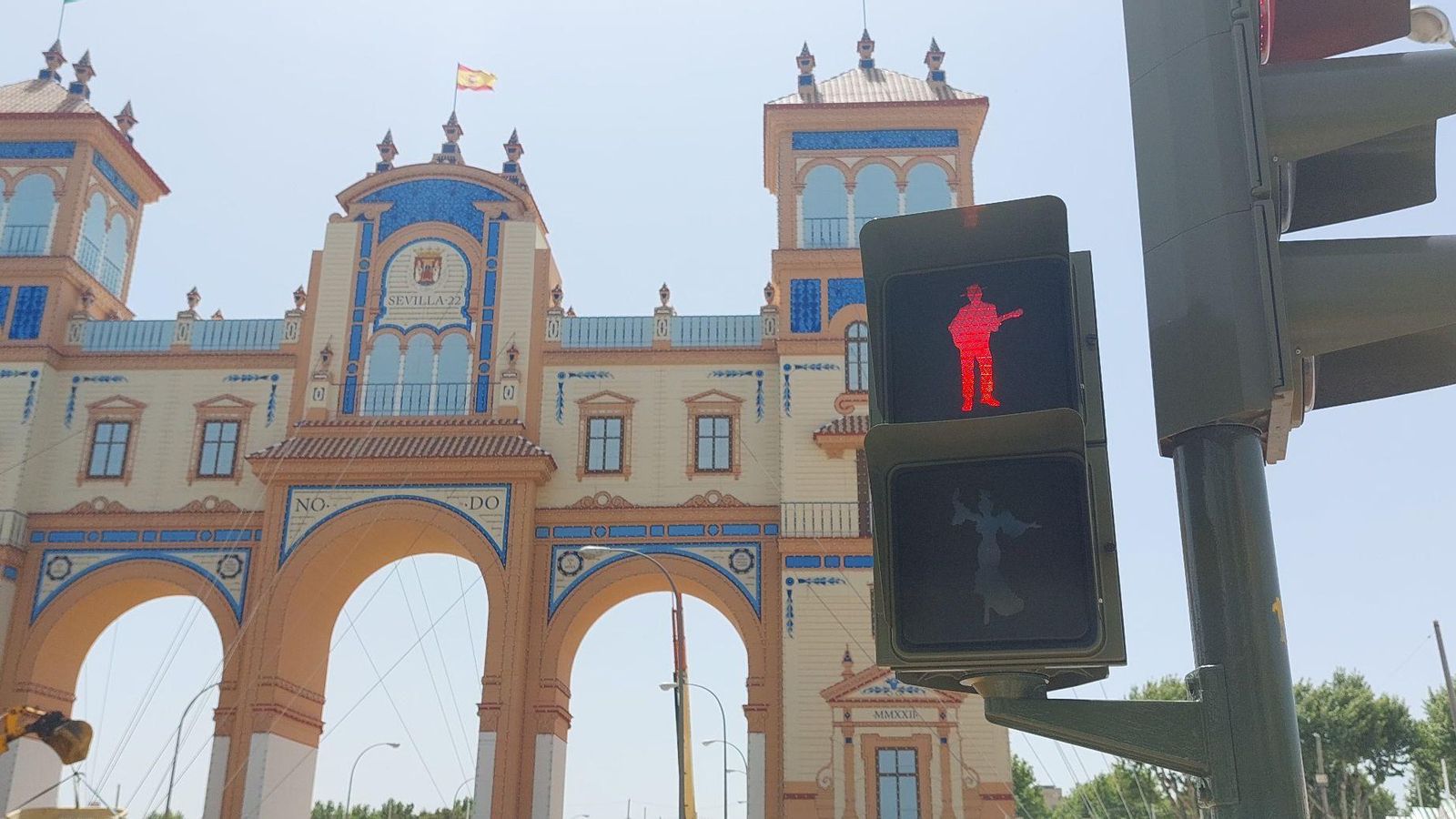 La silueta de Paco, en el semáforo de la portada de la Feria de Sevilla 2022.