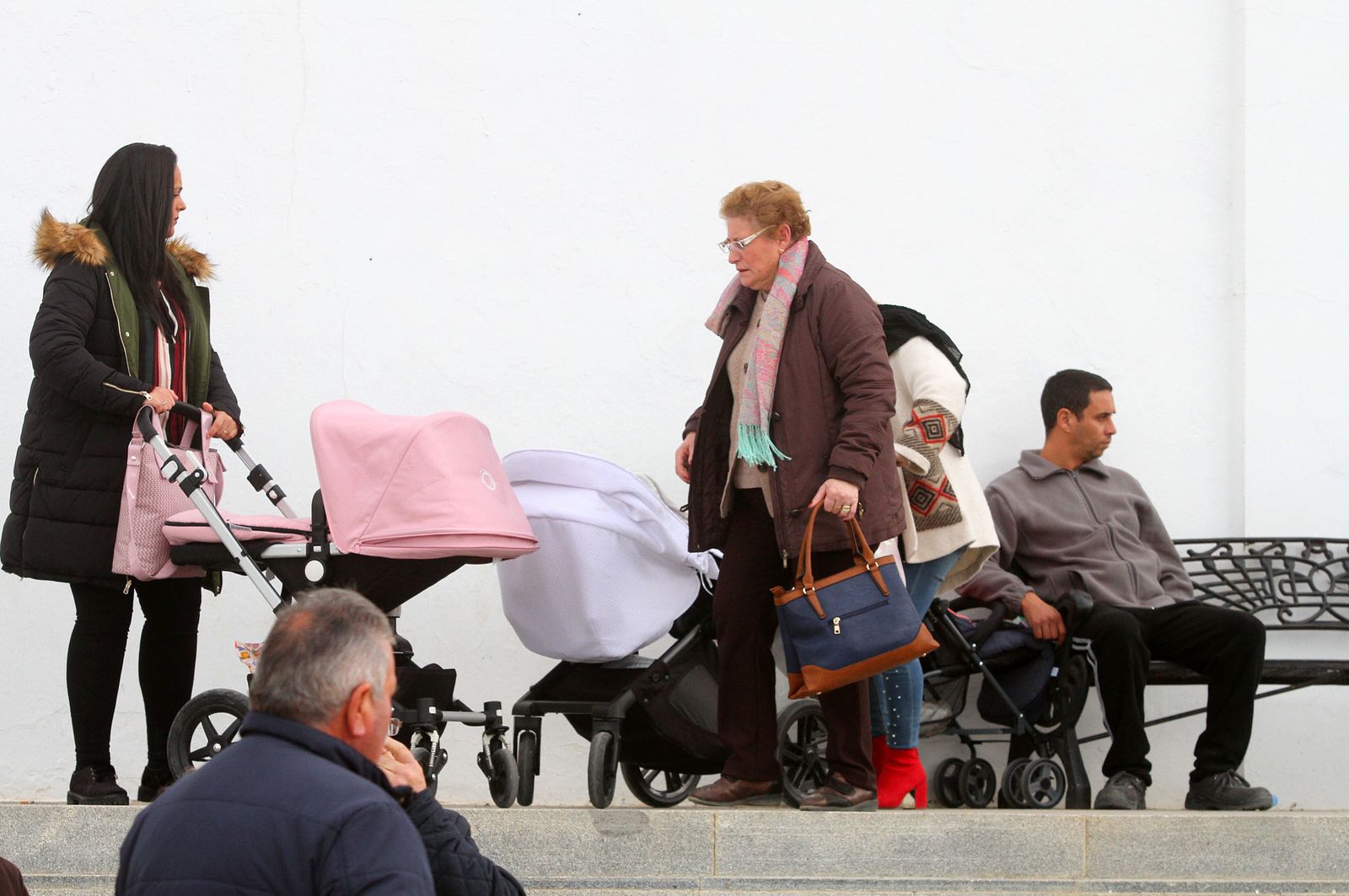 El Rocío celebra La Candelaria con la presentación de los niños a la Virgen, en imágenes